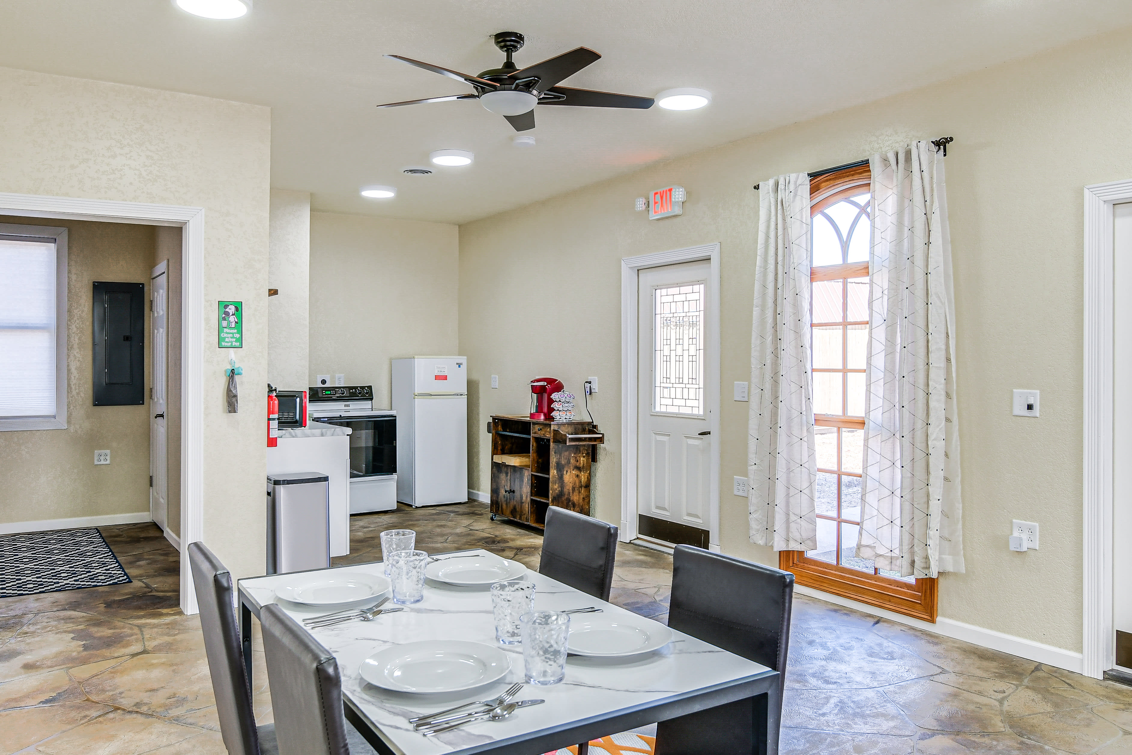 Dining Area | Dishes & Flatware Provided