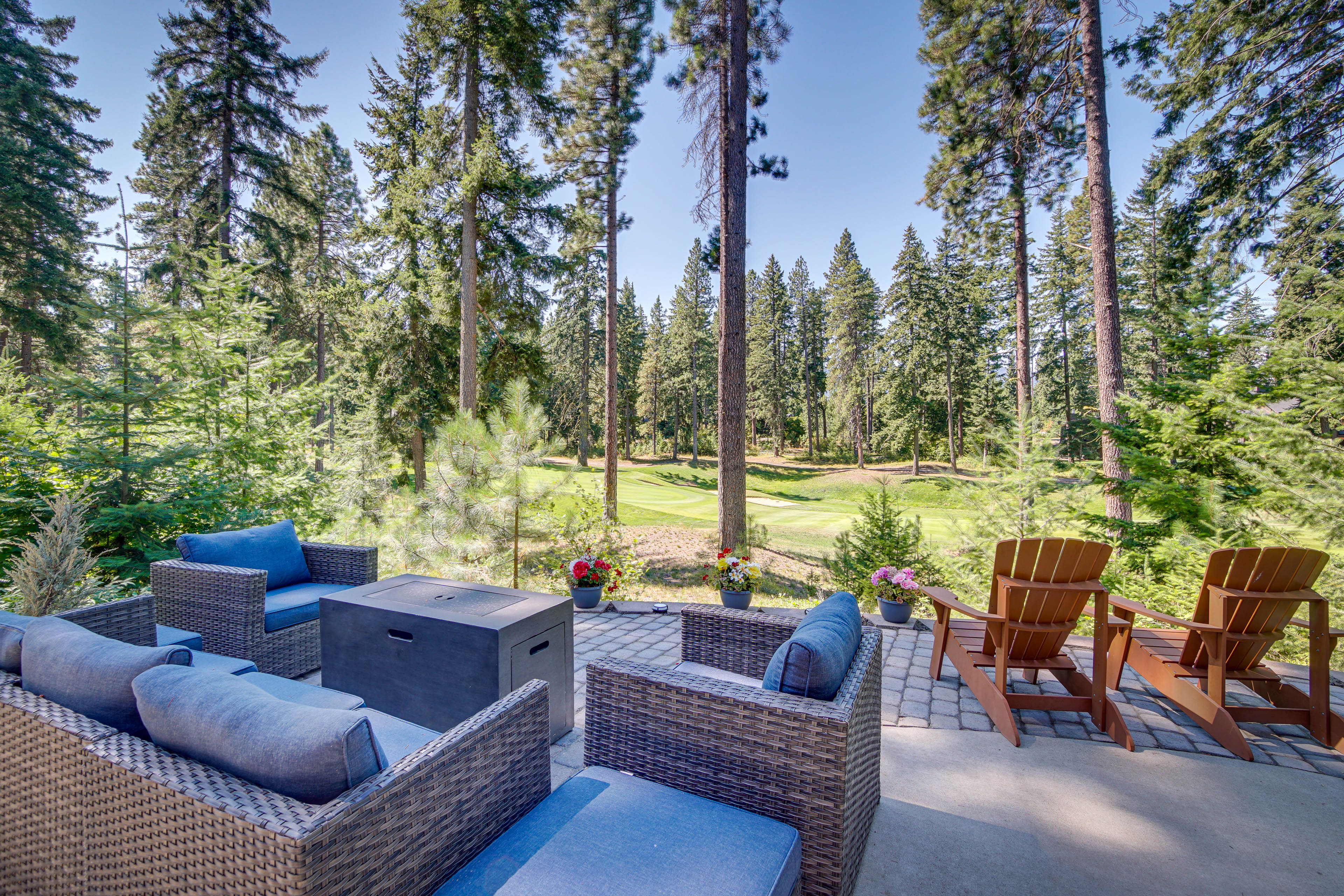 Stunning Cle Elum Retreat w/ Fire Pit & Hot Tub!