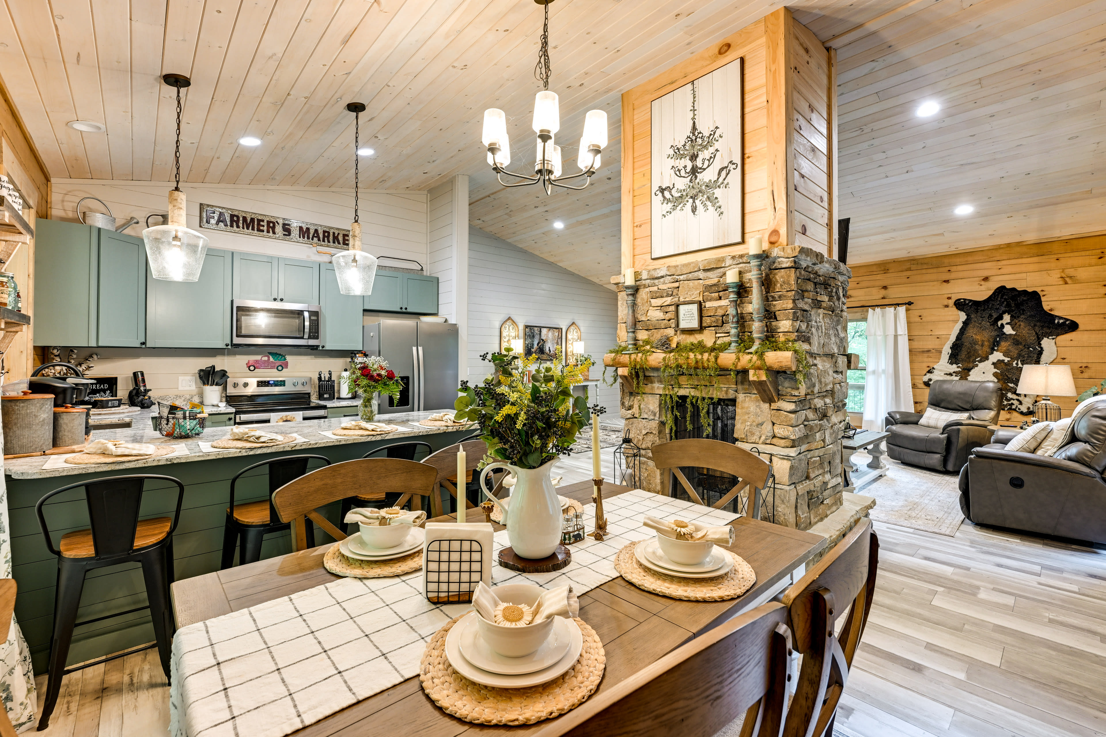 Dining Area | Dishware & Flatware Provided