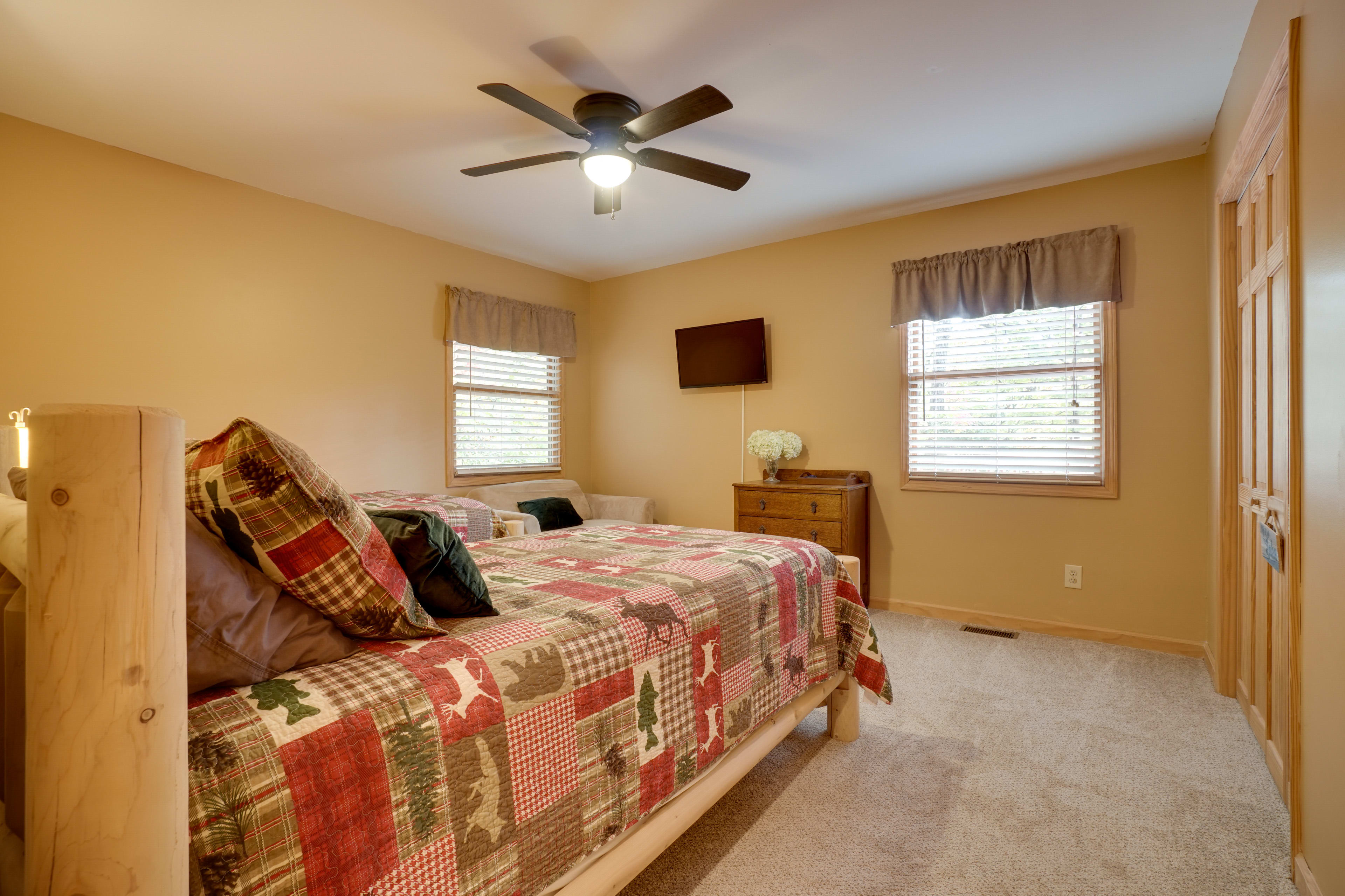 Bedroom | 2 Twin Beds | Twin Sleeper Sofa | Smart TV