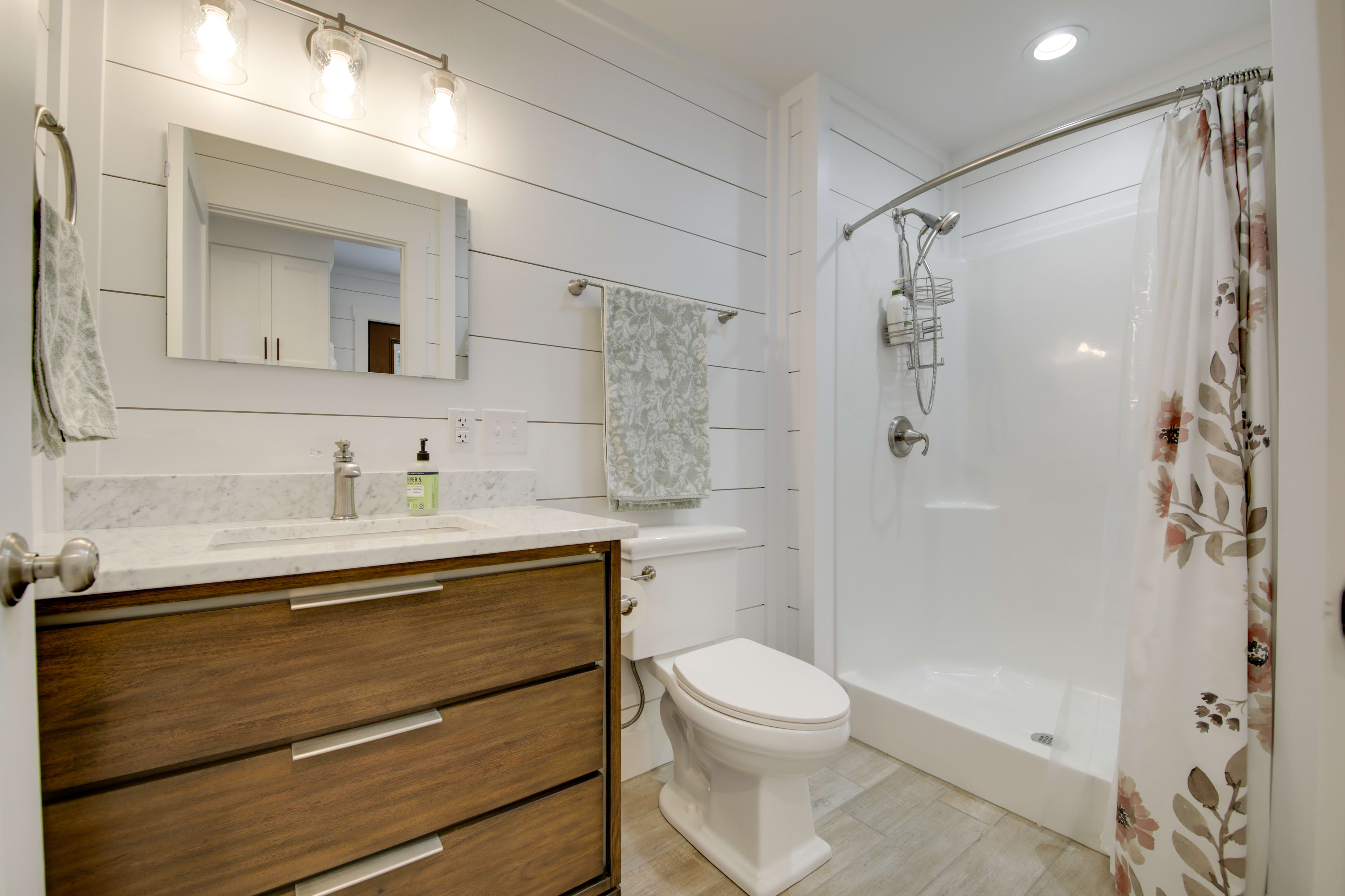 Full Bathroom | Towels Provided | Complimentary Toiletries