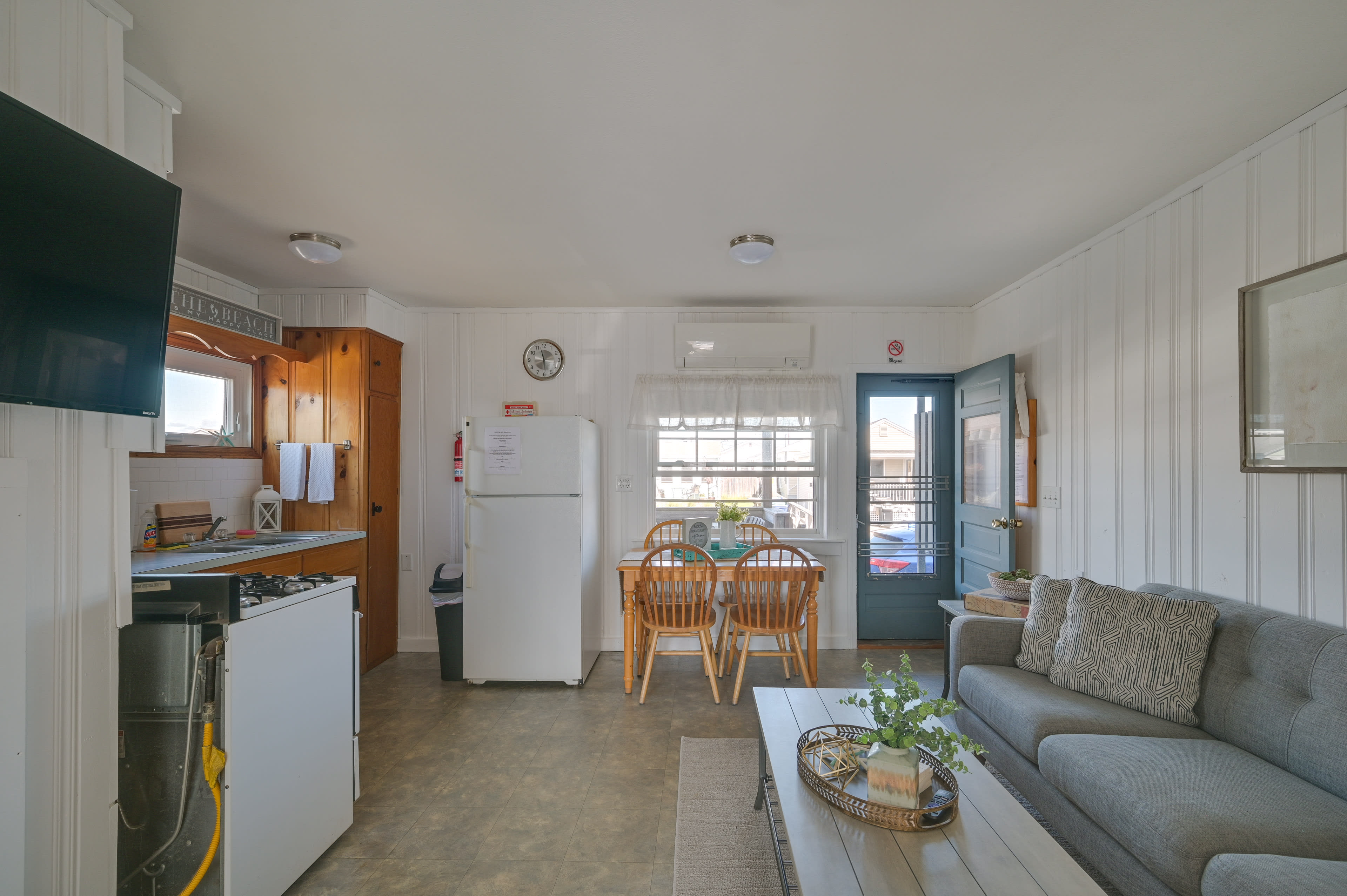 Dining Area | Dishware/Flatware