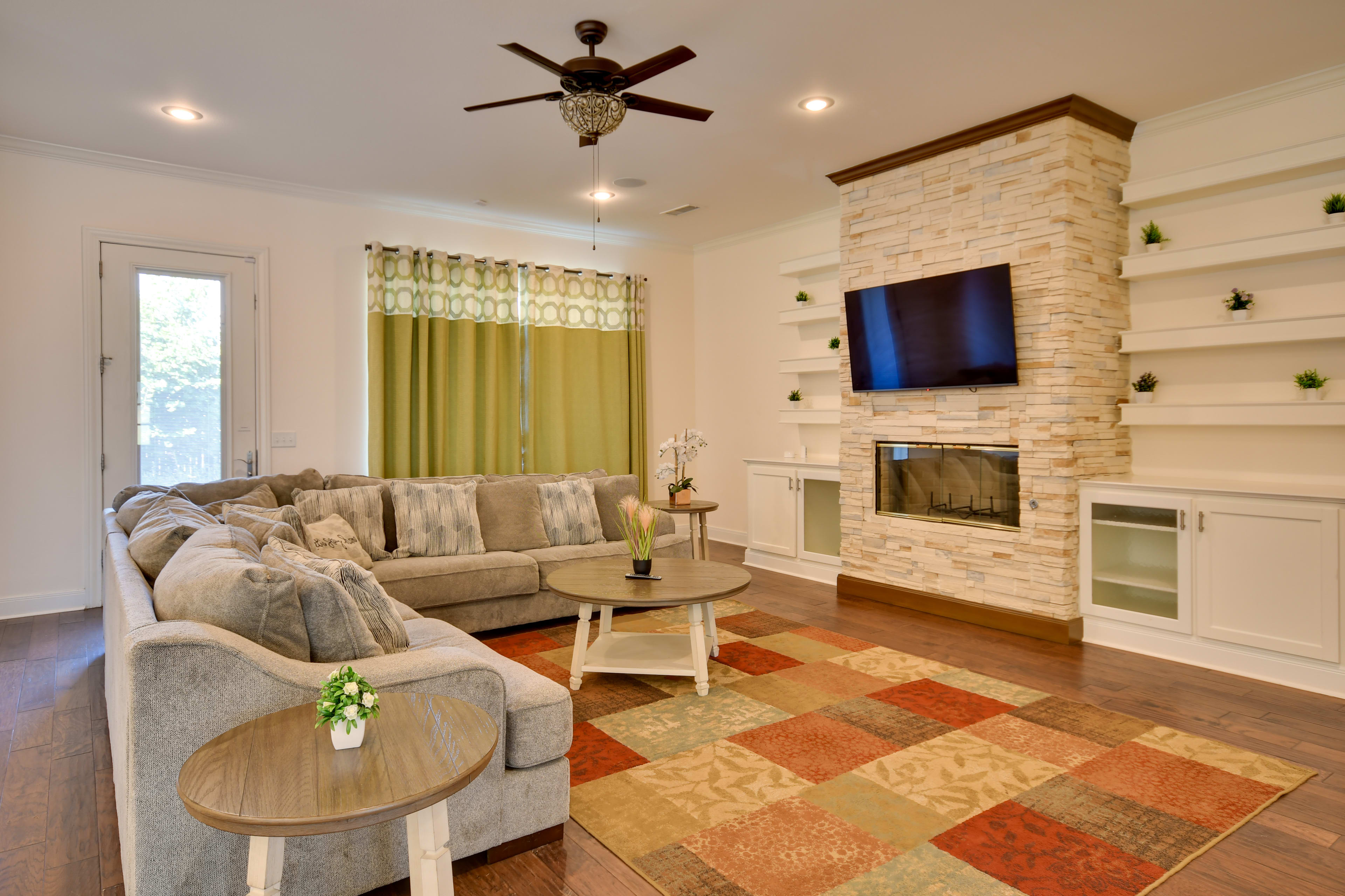 Living Room | Fireplace | Smart TV | Free WiFi | Central A/C