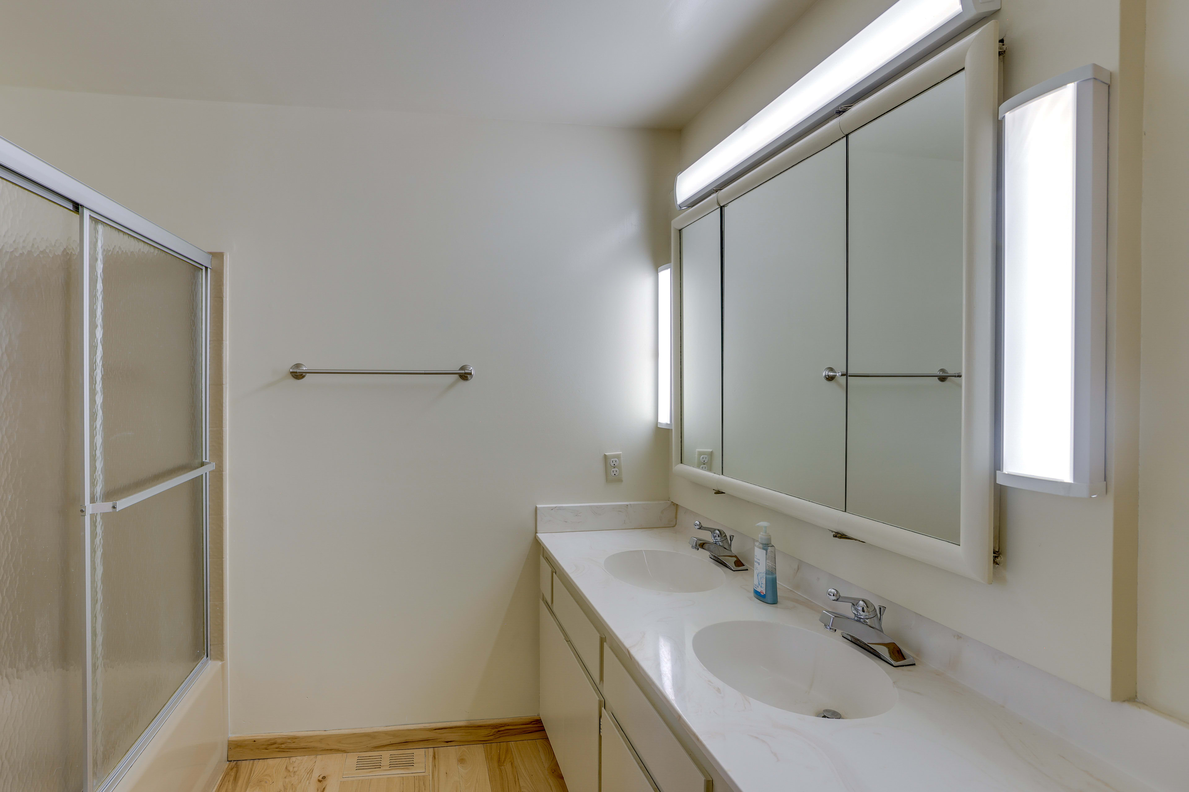 Full Bathroom | Complimentary Toiletries | Lower Floor