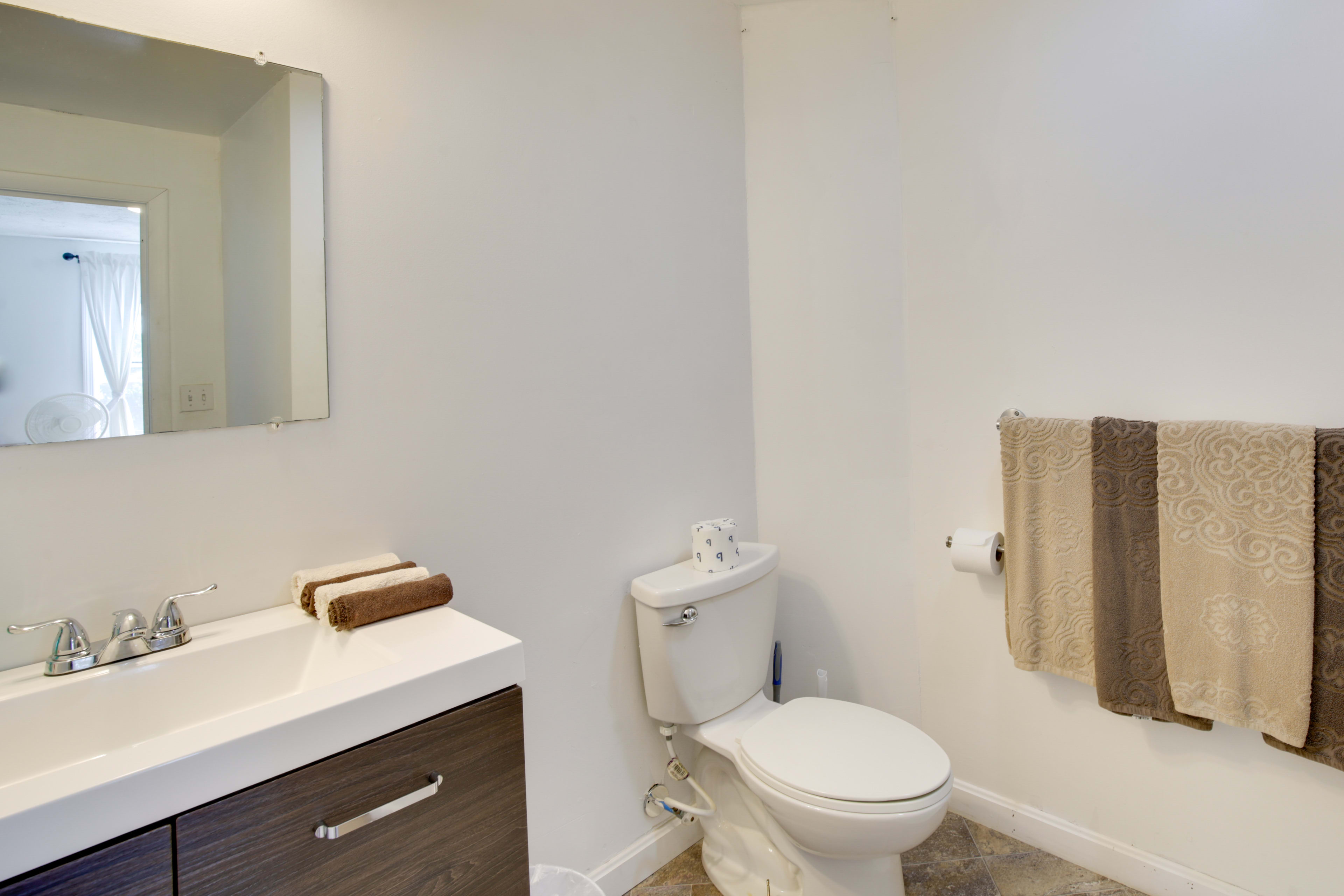 Full Bathroom | Complimentary Toiletries