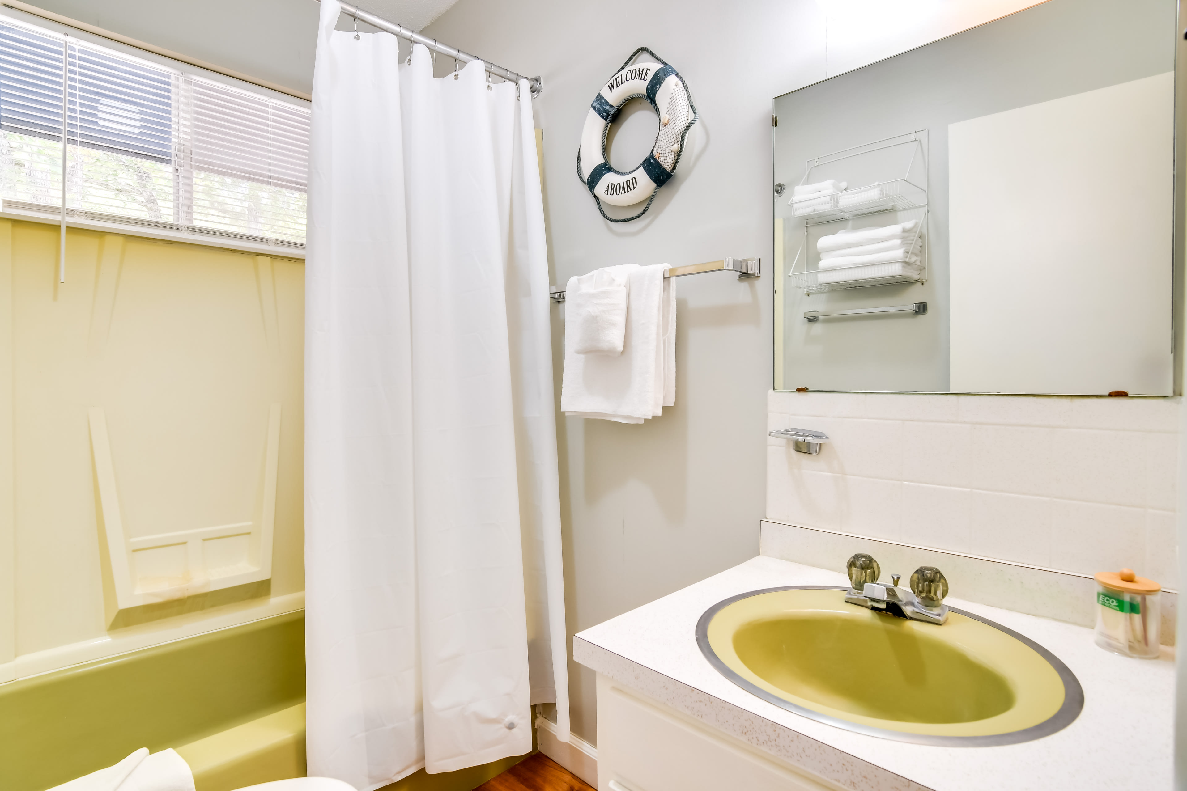 Full Bathroom | Towels Provided | Complimentary Toiletries | Hair Dryer