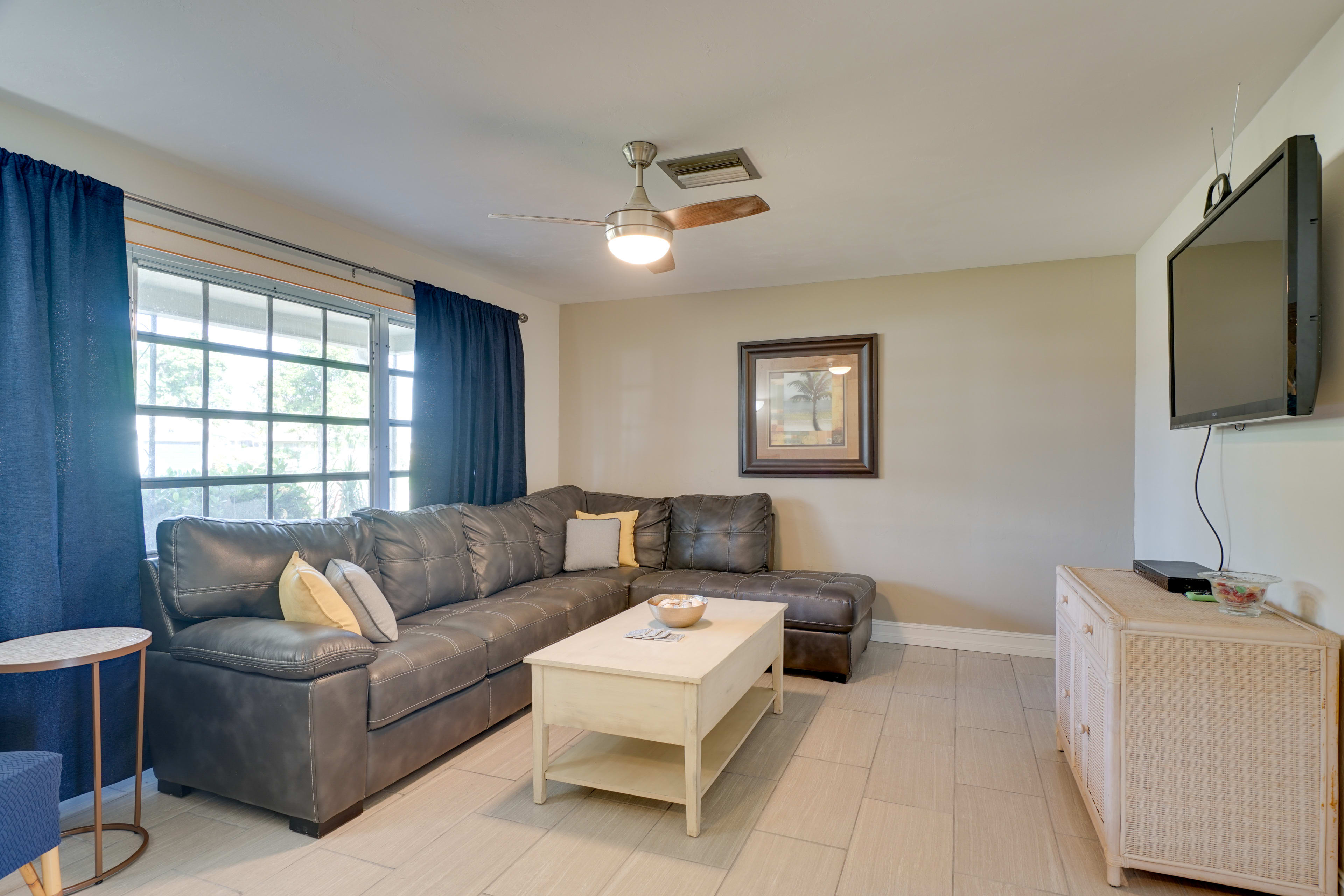 Living Area | Single-Story Home | Central A/C | Free WiFi | Smart TVs