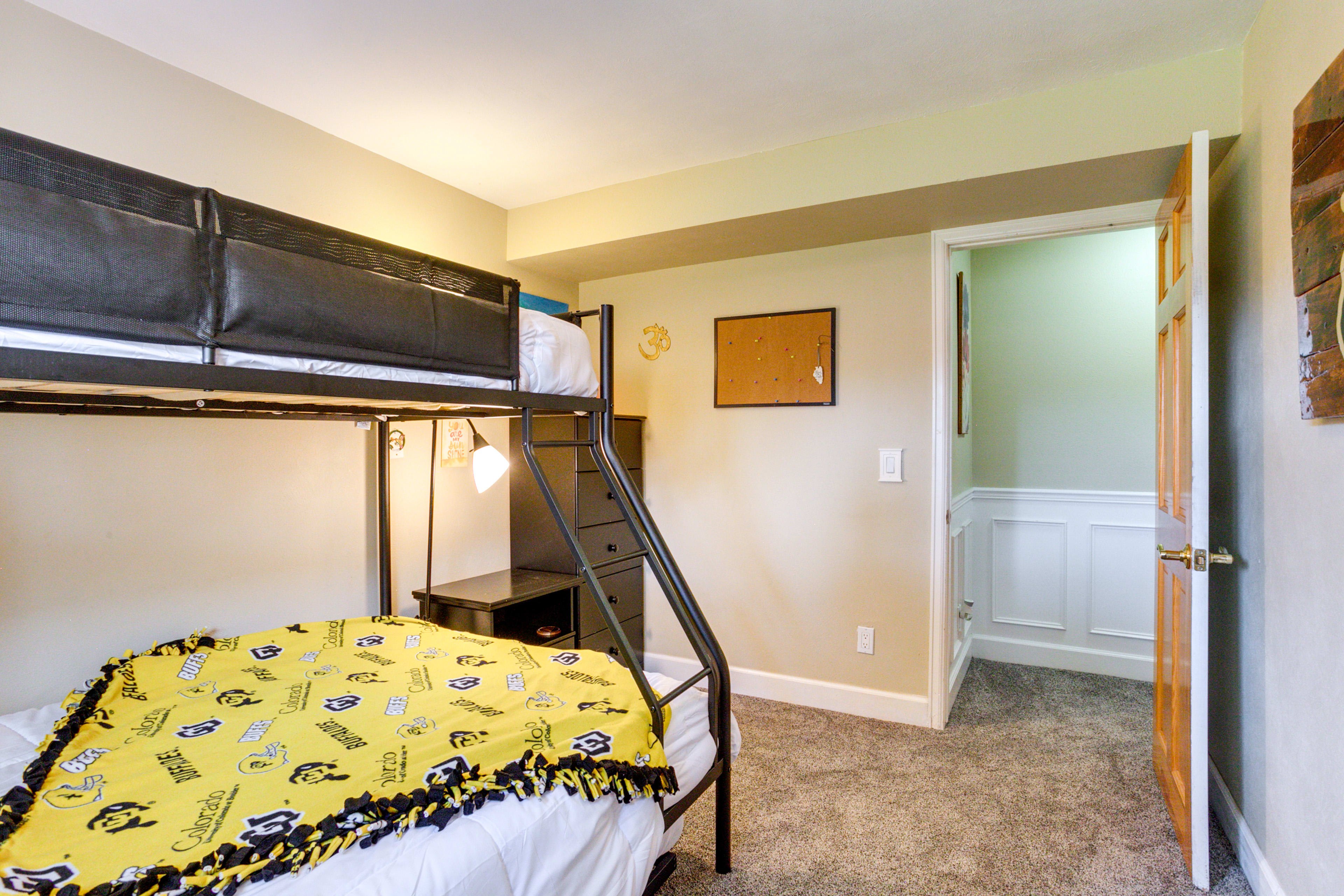 Bedroom 3 | Twin/Full Bunk Bed w/ Twin Trundle Bed
