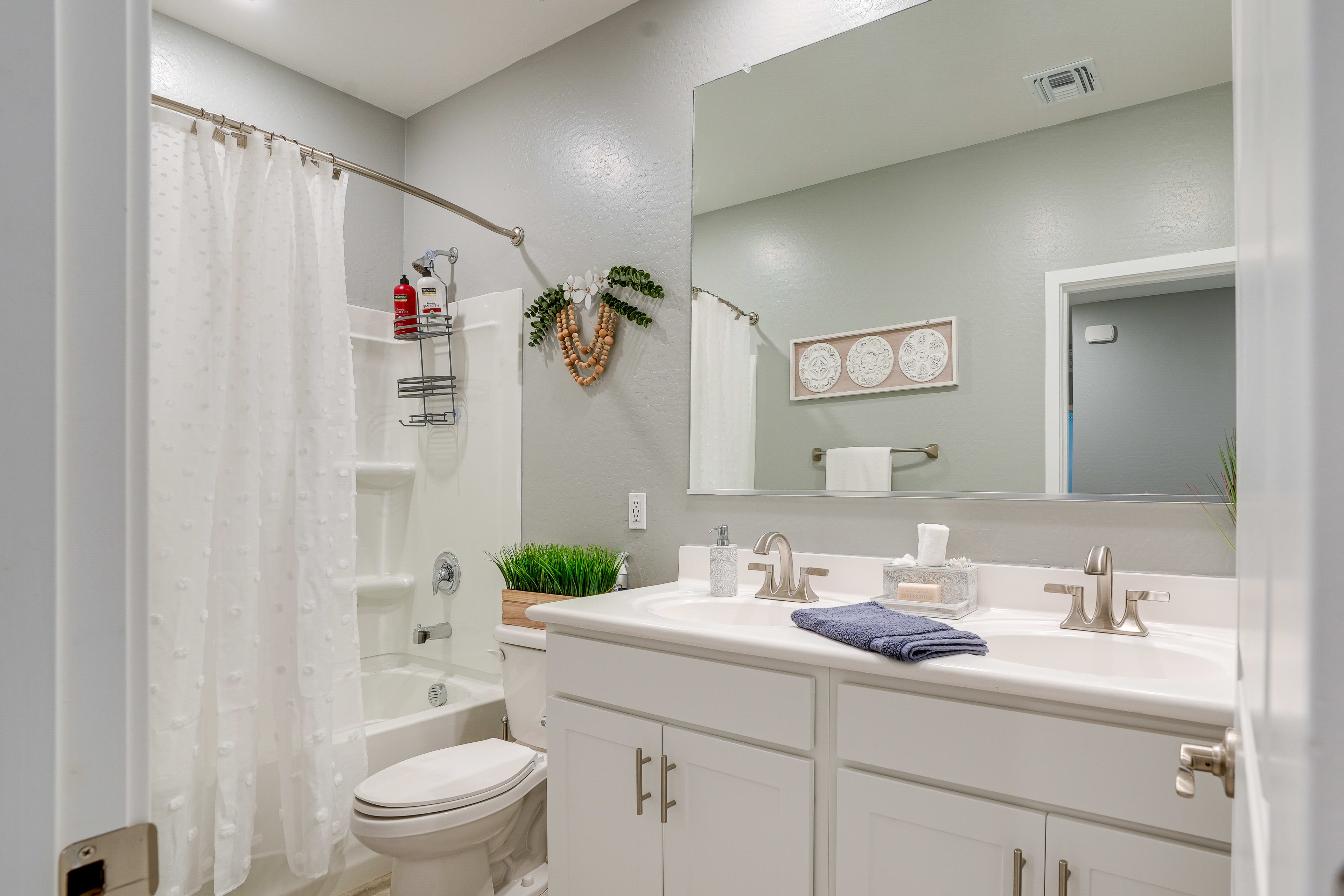 Full Bathroom | Complimentary Toiletries | Shower/Tub Combo