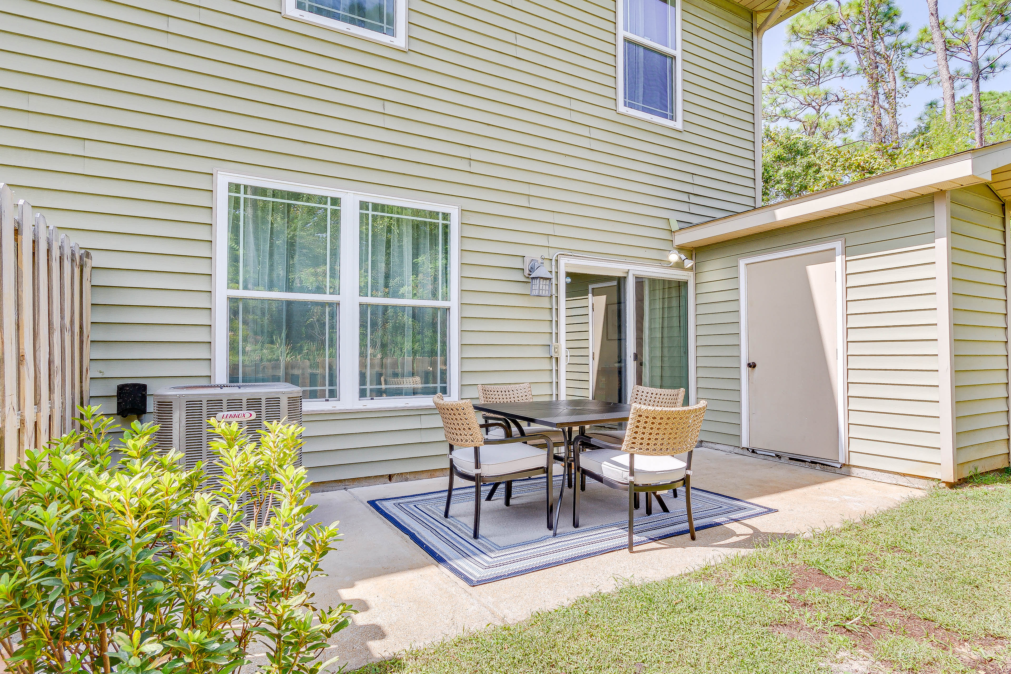 Charming Navarre Townhome: 5 Mi to Beach!