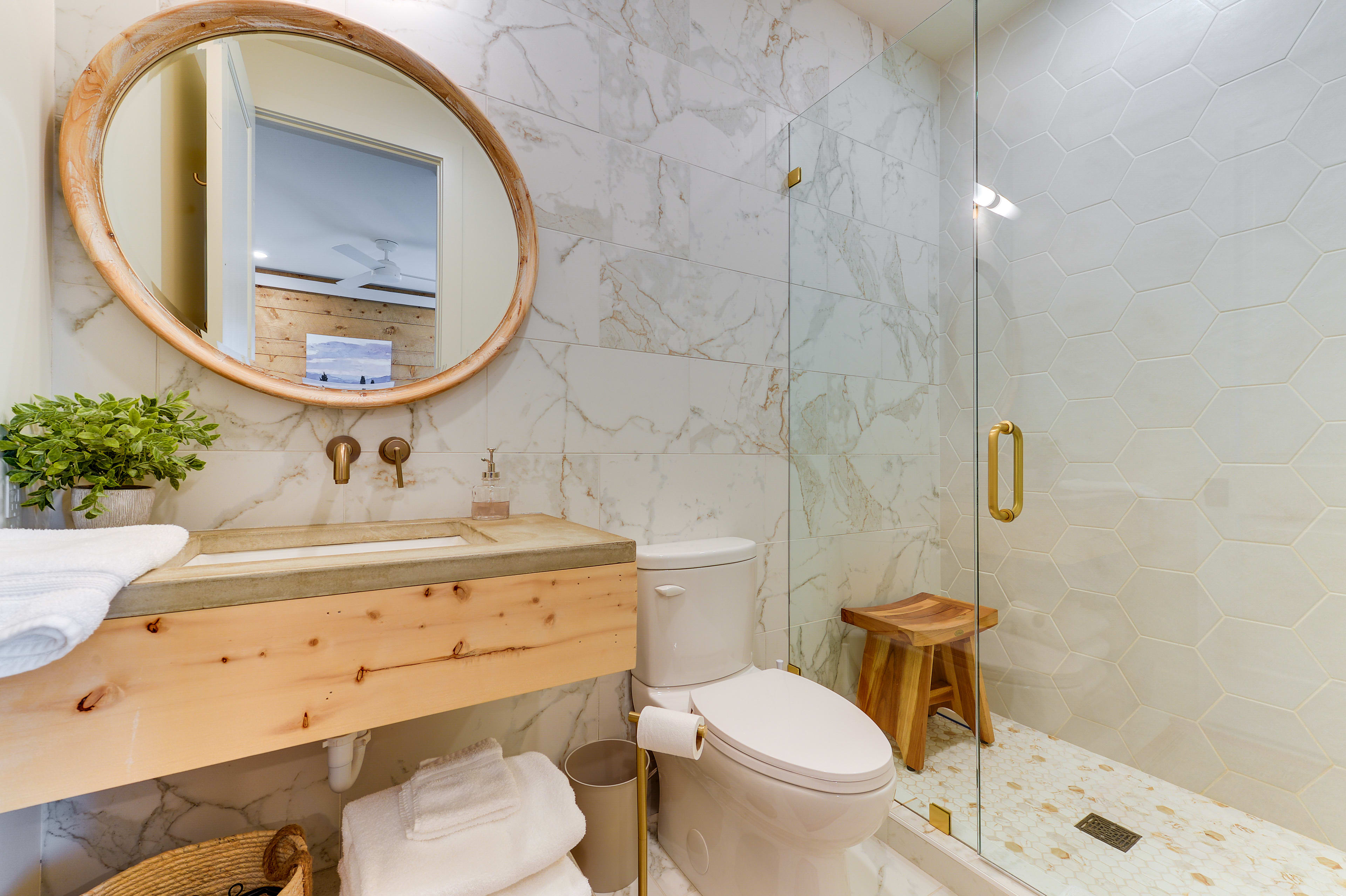 Full Bathroom | Shower | Complimentary Toiletries