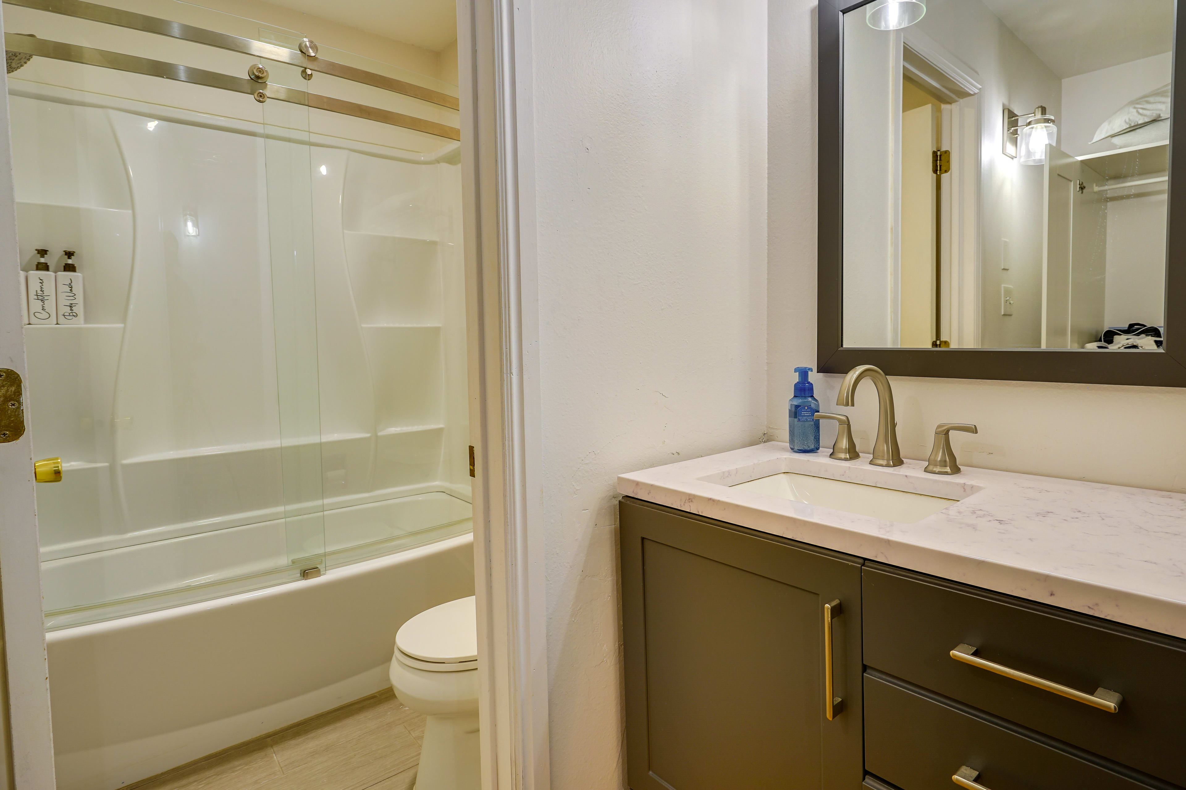 Full Bathroom | Towels Provided | Complimentary Toiletries