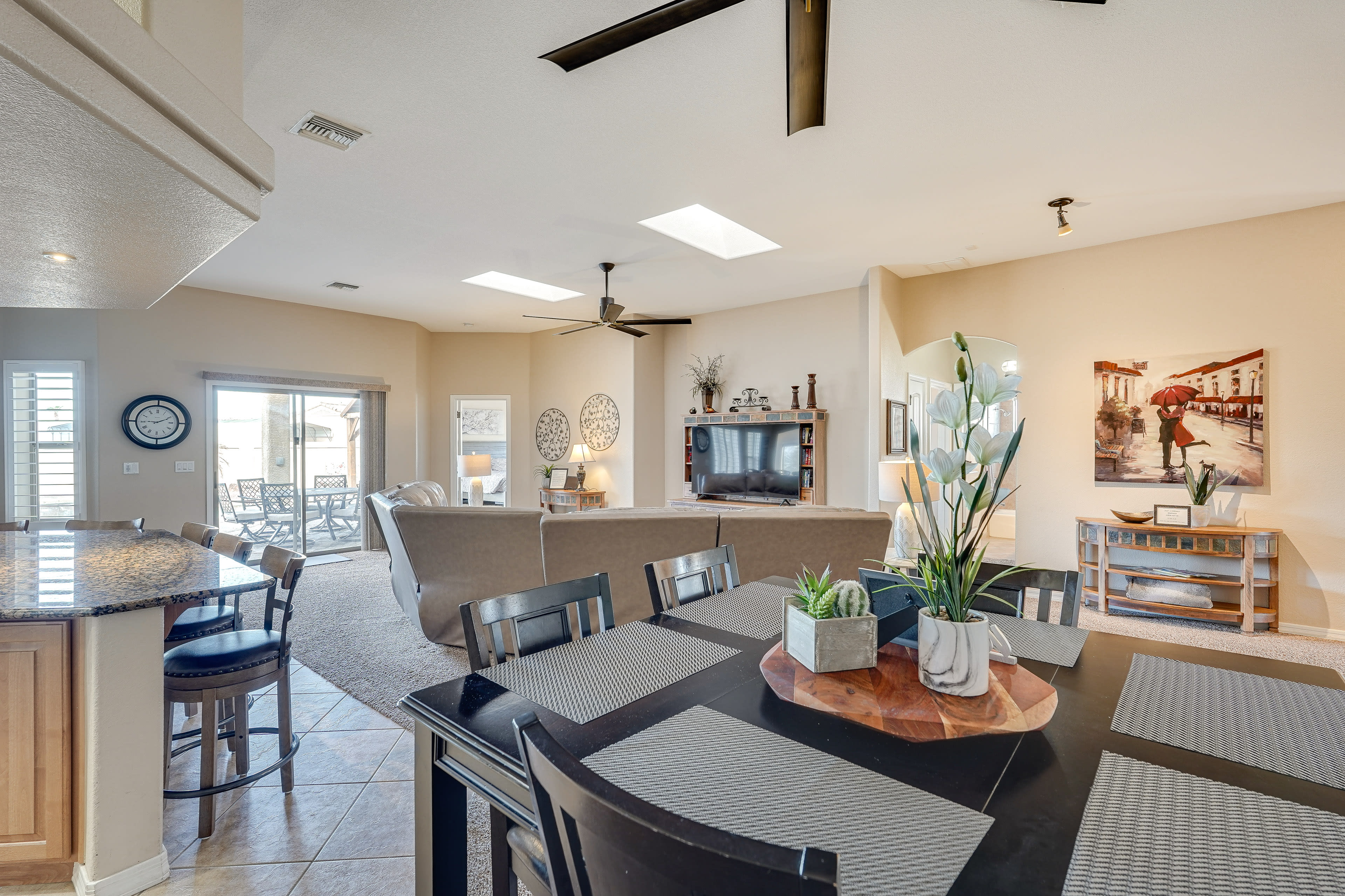 Dining Area | Dishware/Flatware Provided