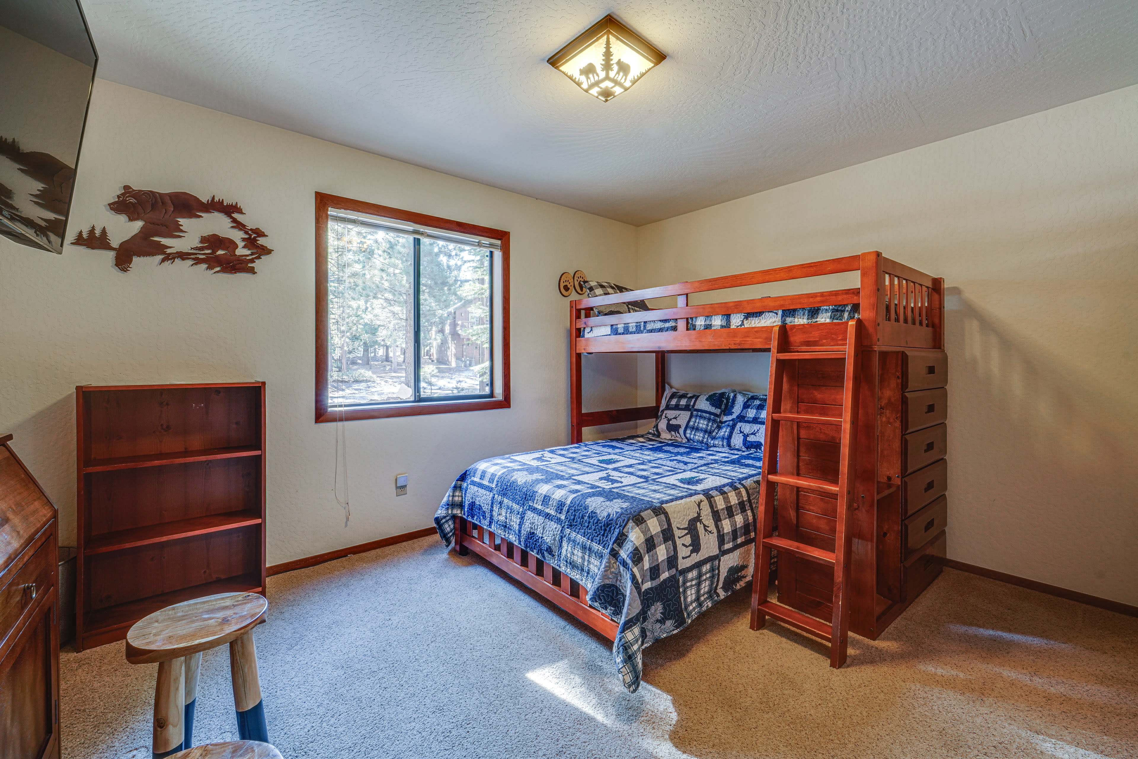 Bedroom 3 | Twin/Full Bunk Bed