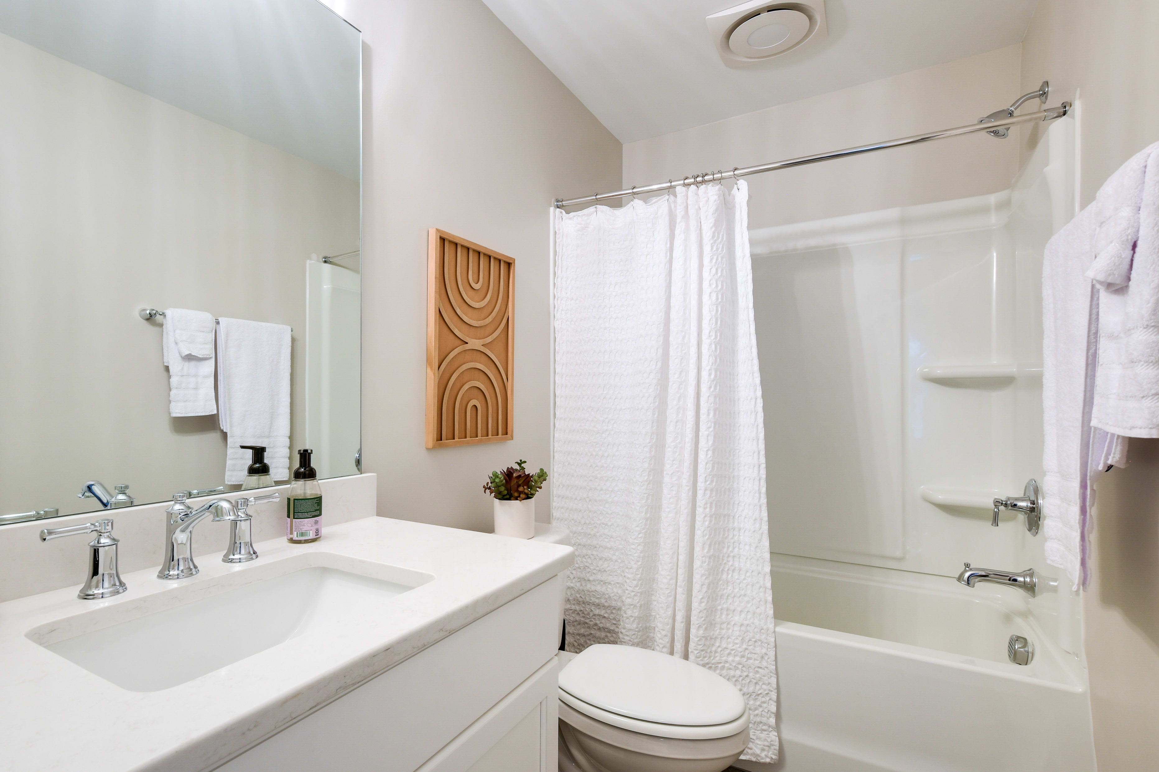 Full Bathroom | 1st Floor | Shower/Tub Combo | Complimentary Toiletries