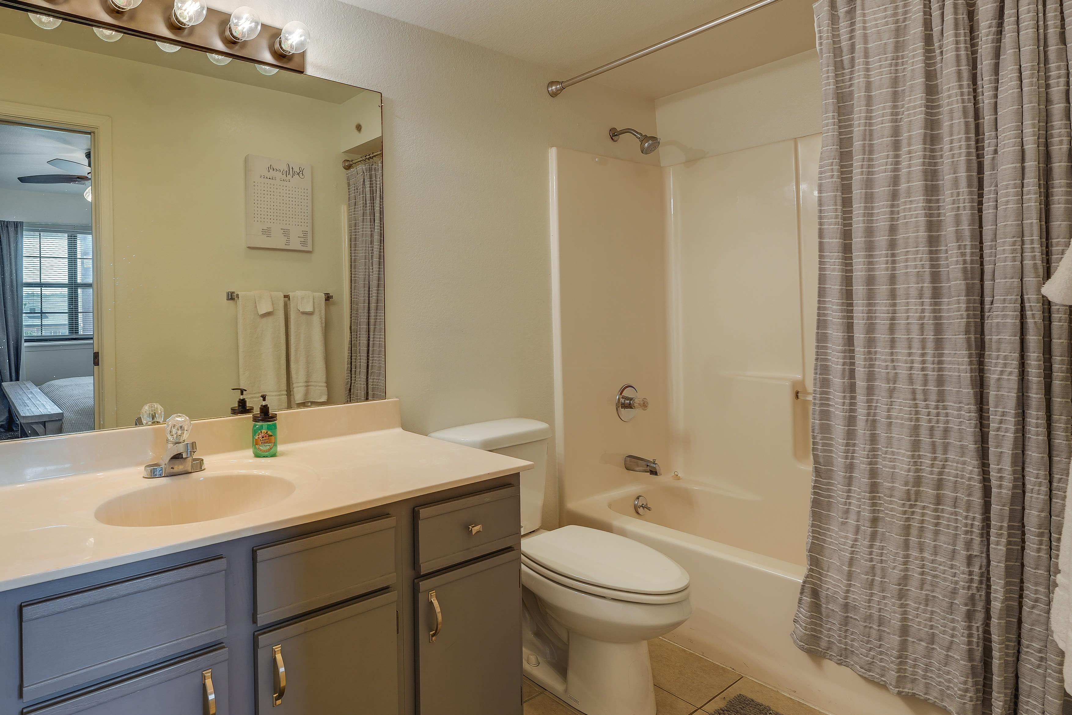 Full Bathroom | Complimentary Toiletries