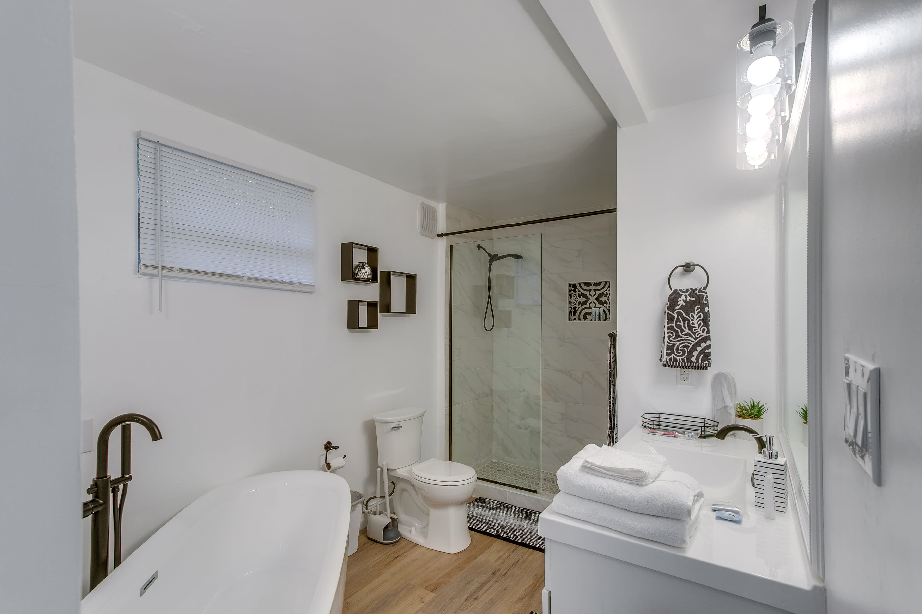 En-Suite Bathroom | Towels Provided | Complimentary Toiletries