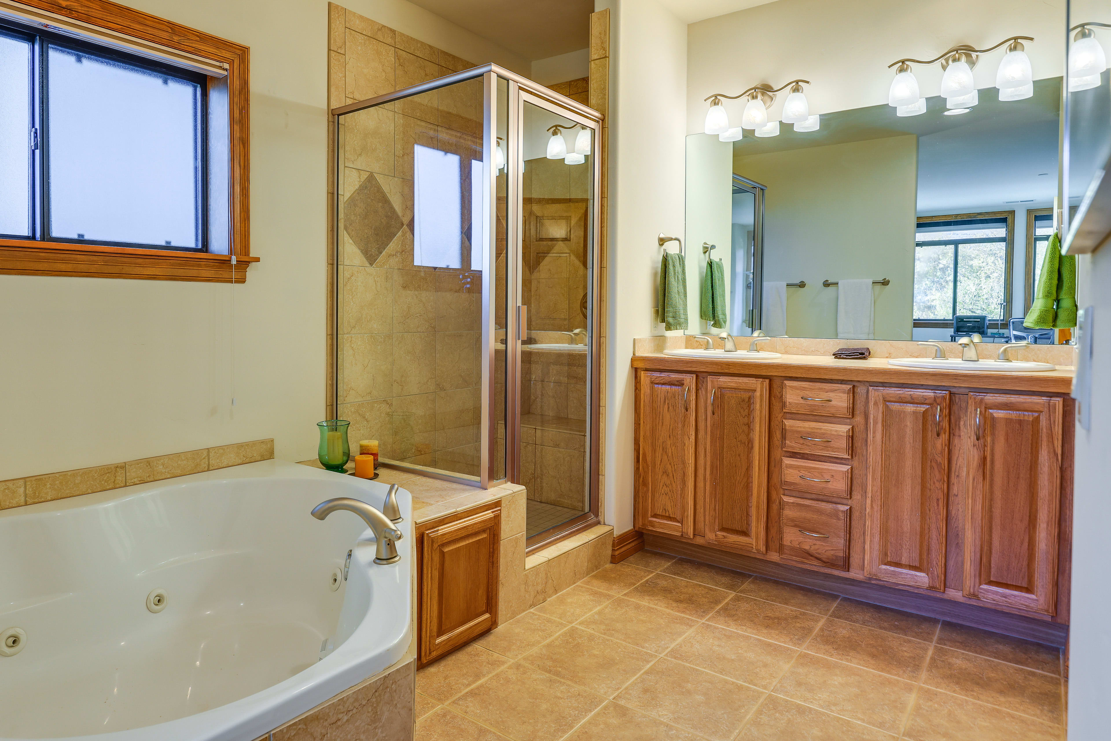 Full Bathroom | Towels Provided | Complimentary Toiletries | Jetted Tub