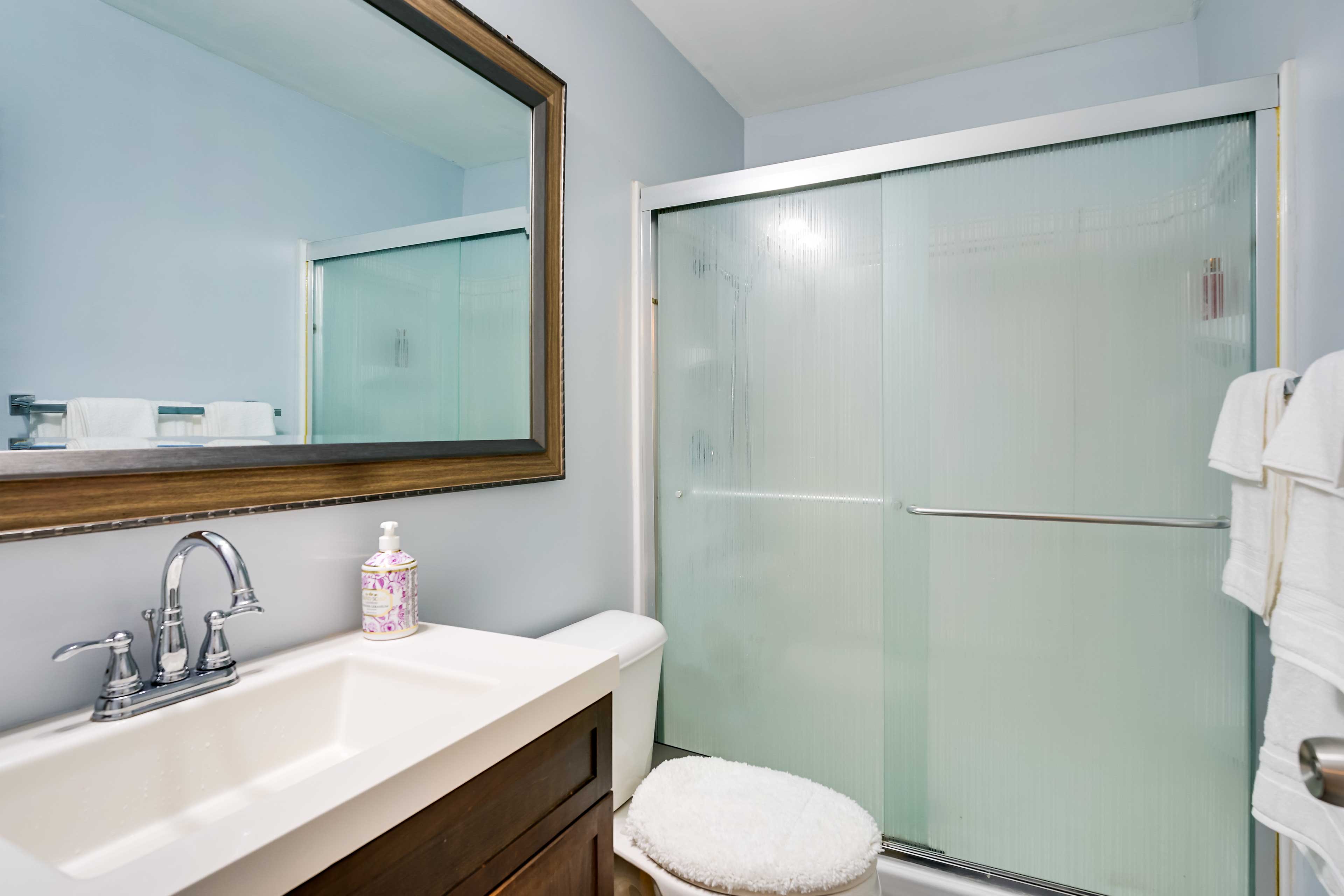 Full Bathroom | Towels Provided | Complimentary Toiletries