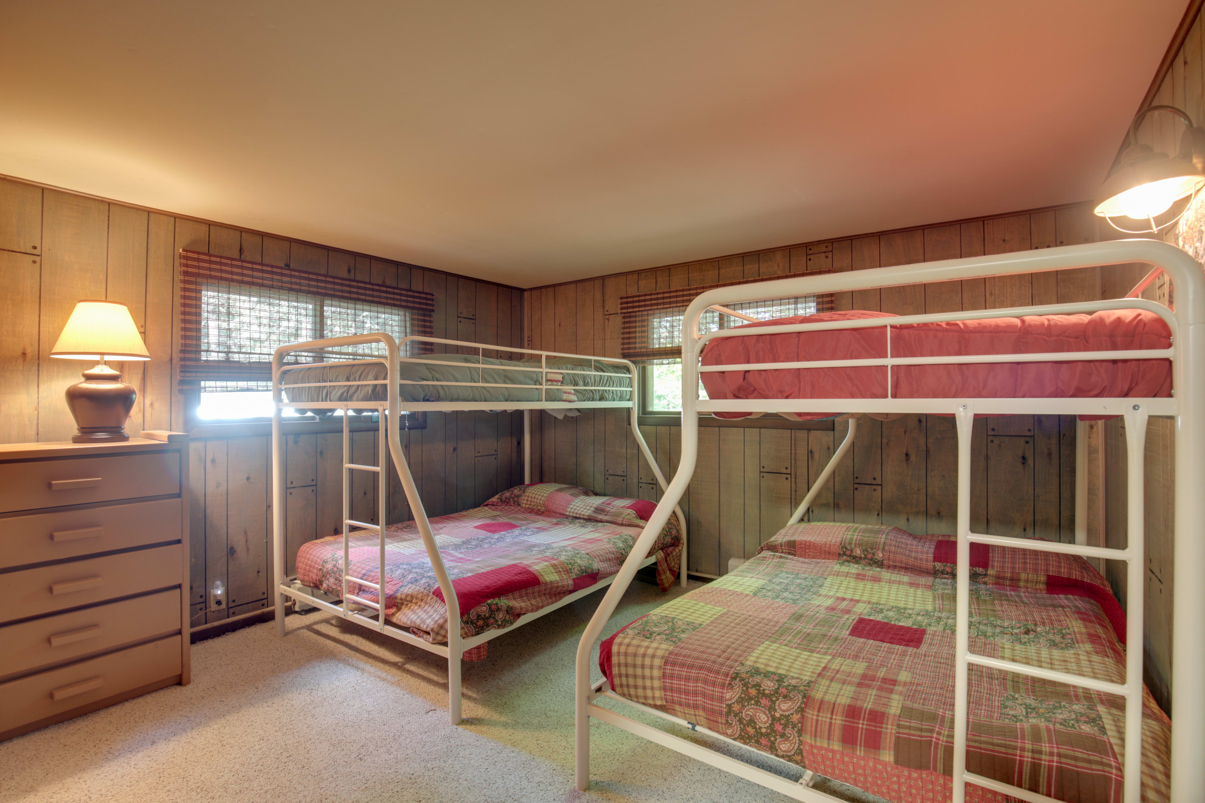 Sleeping Nook | 2 Twin/Full Bunk Beds