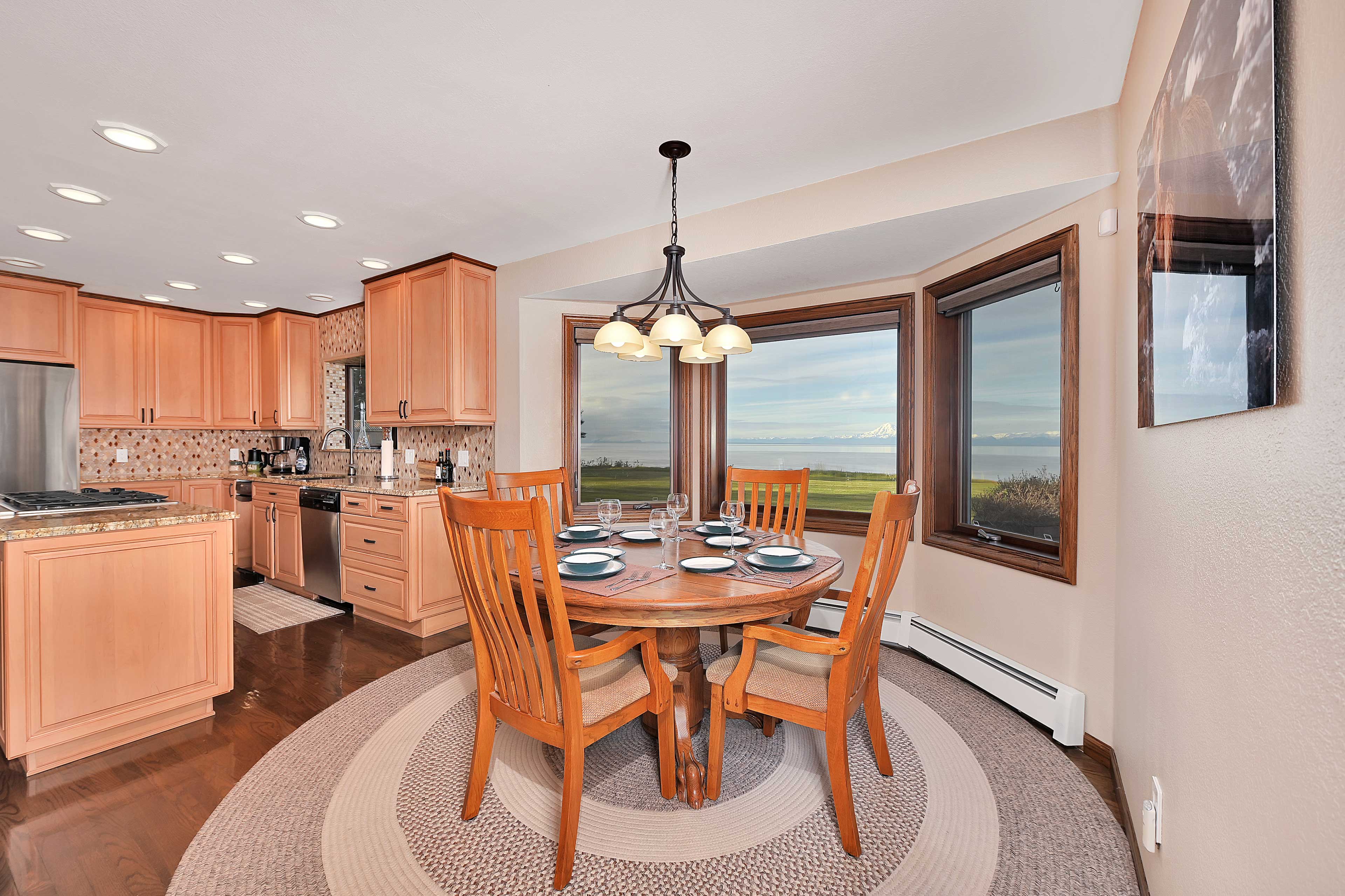 Dining Area | Dishware & Flatware Provided