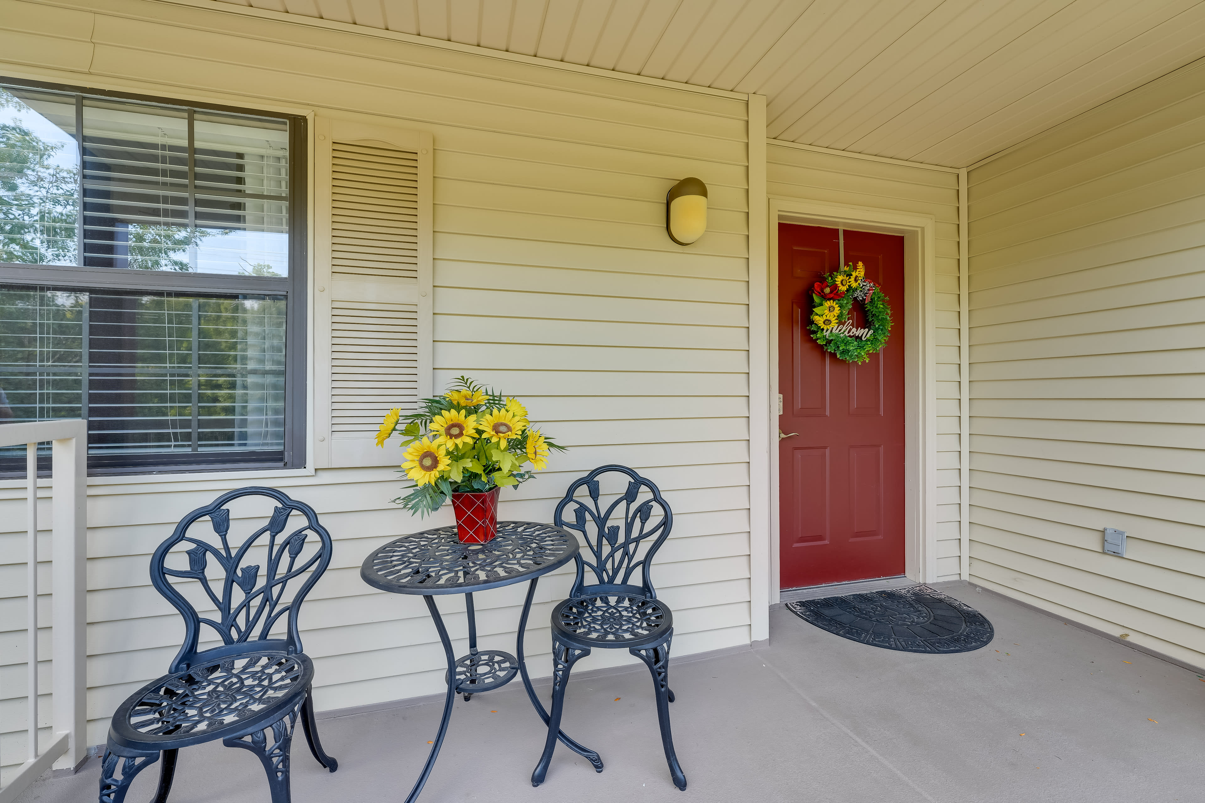 Outdoor Dining Area/Unit Entrance