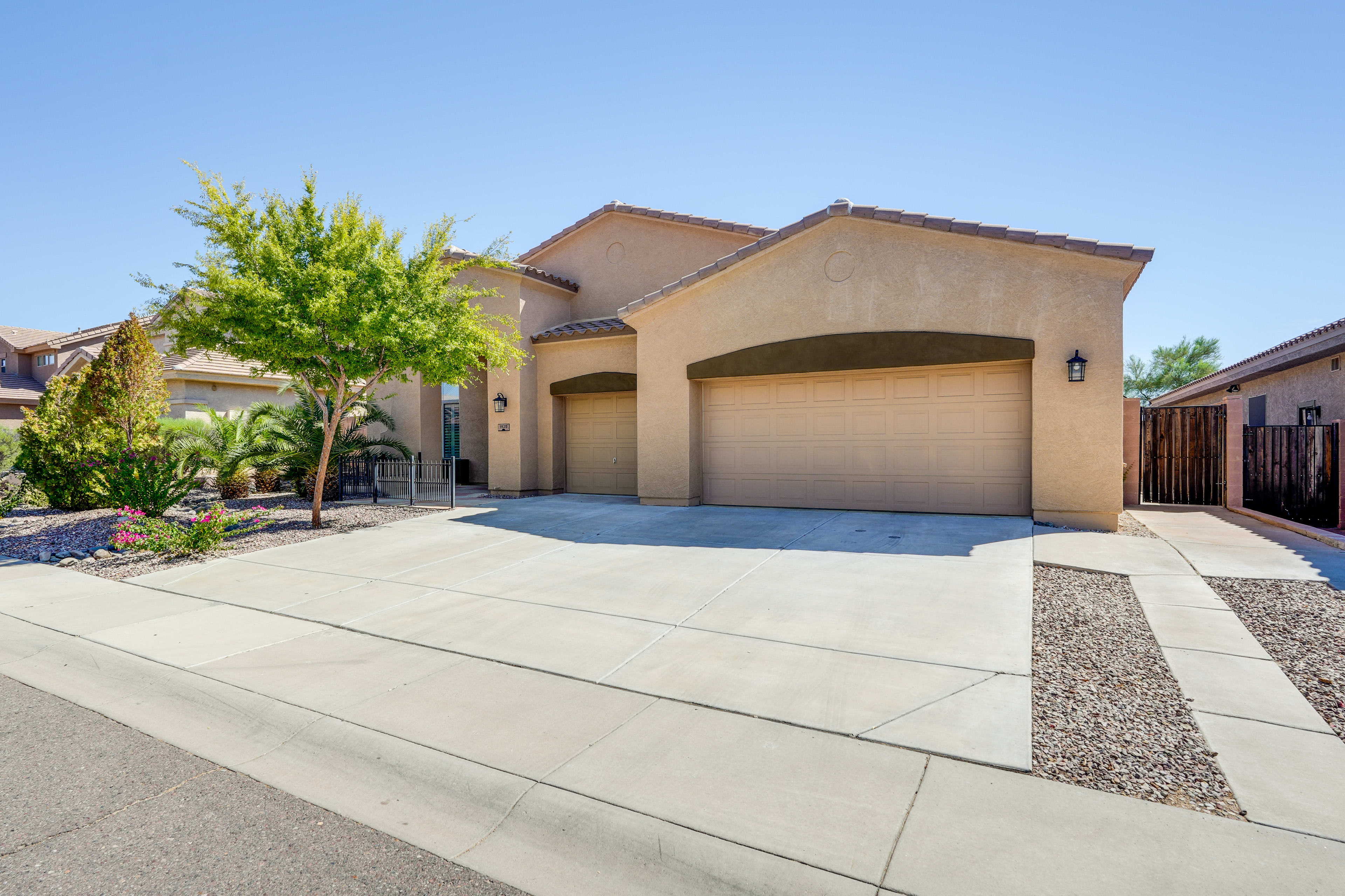 Parking | Garage (2 Vehicles) | Driveway (2 Vehicles)