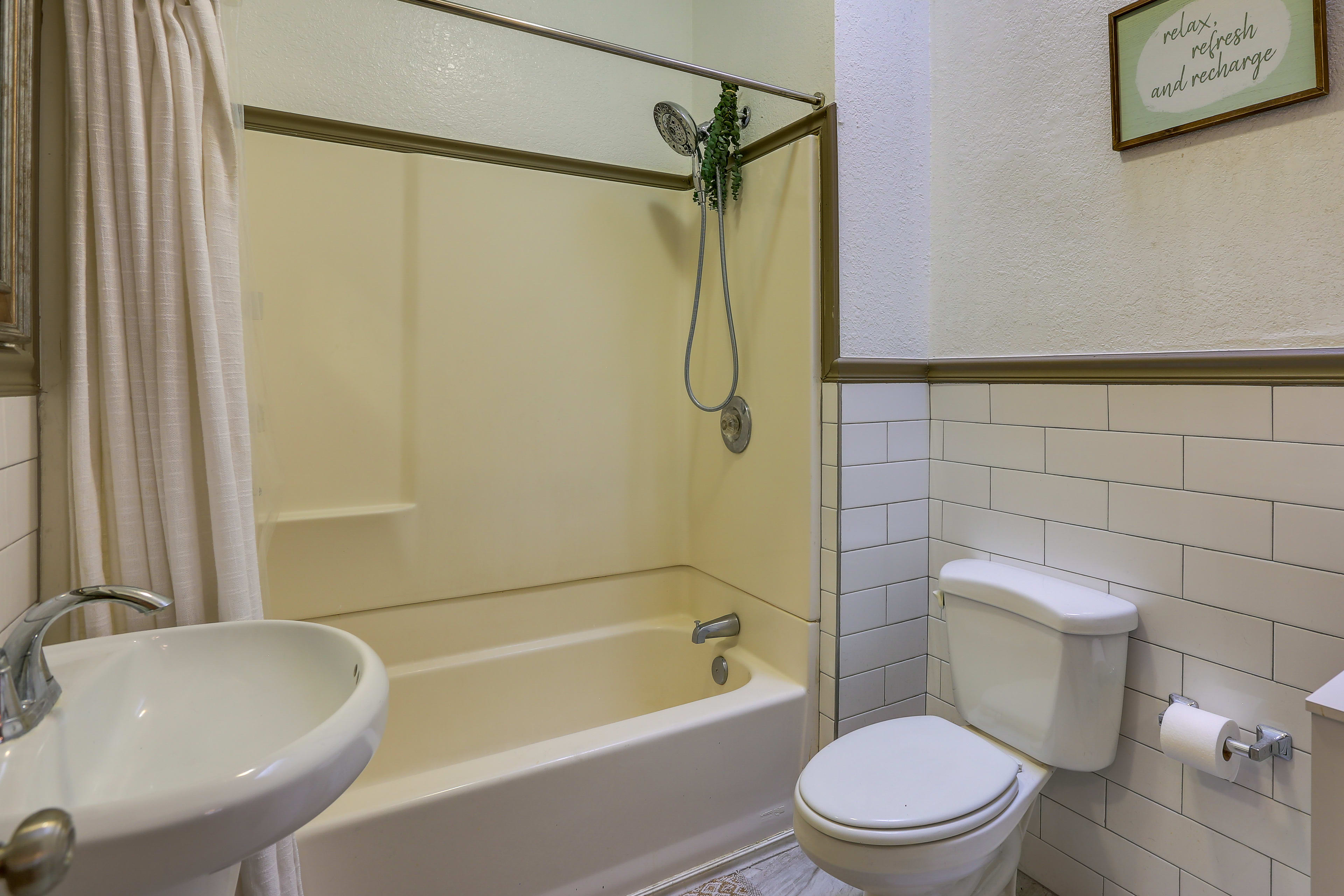 Full Bathroom | Towels Provided | Complimentary Toiletries