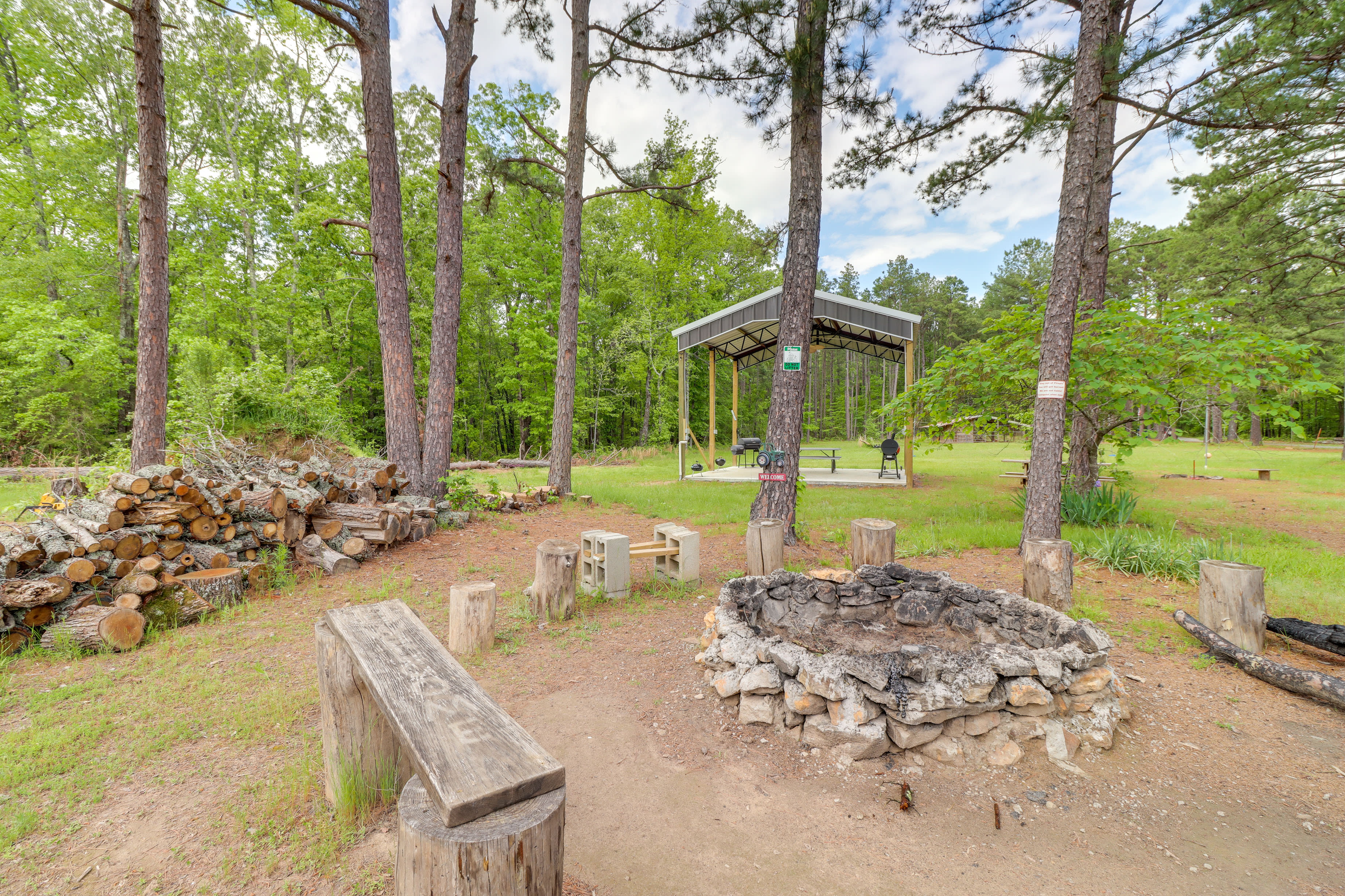 Community Amenities | Fire Pit | Picnic Area | Grills