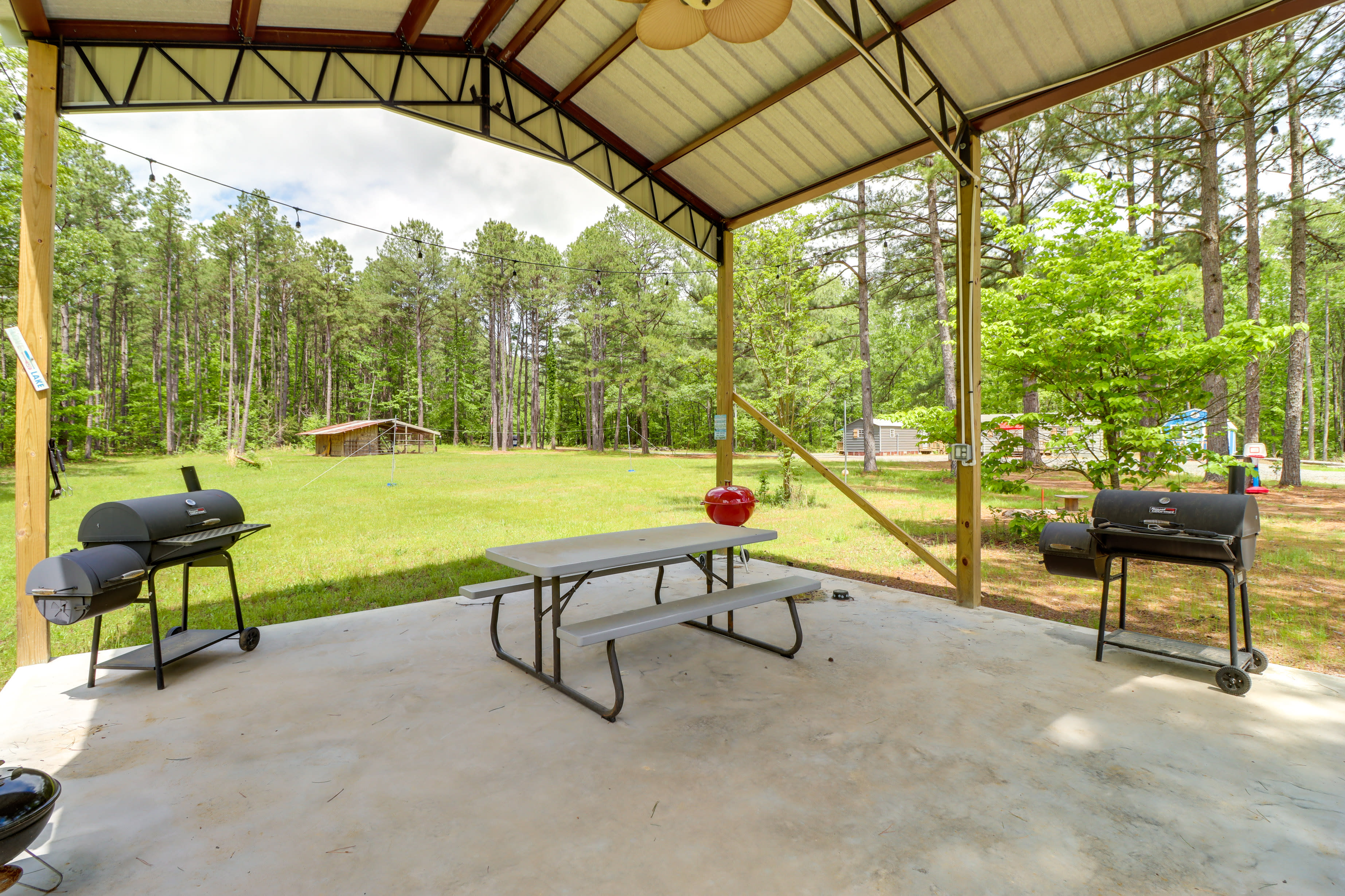 Community Amenities | Covered Patio | Outdoor Seating Areas