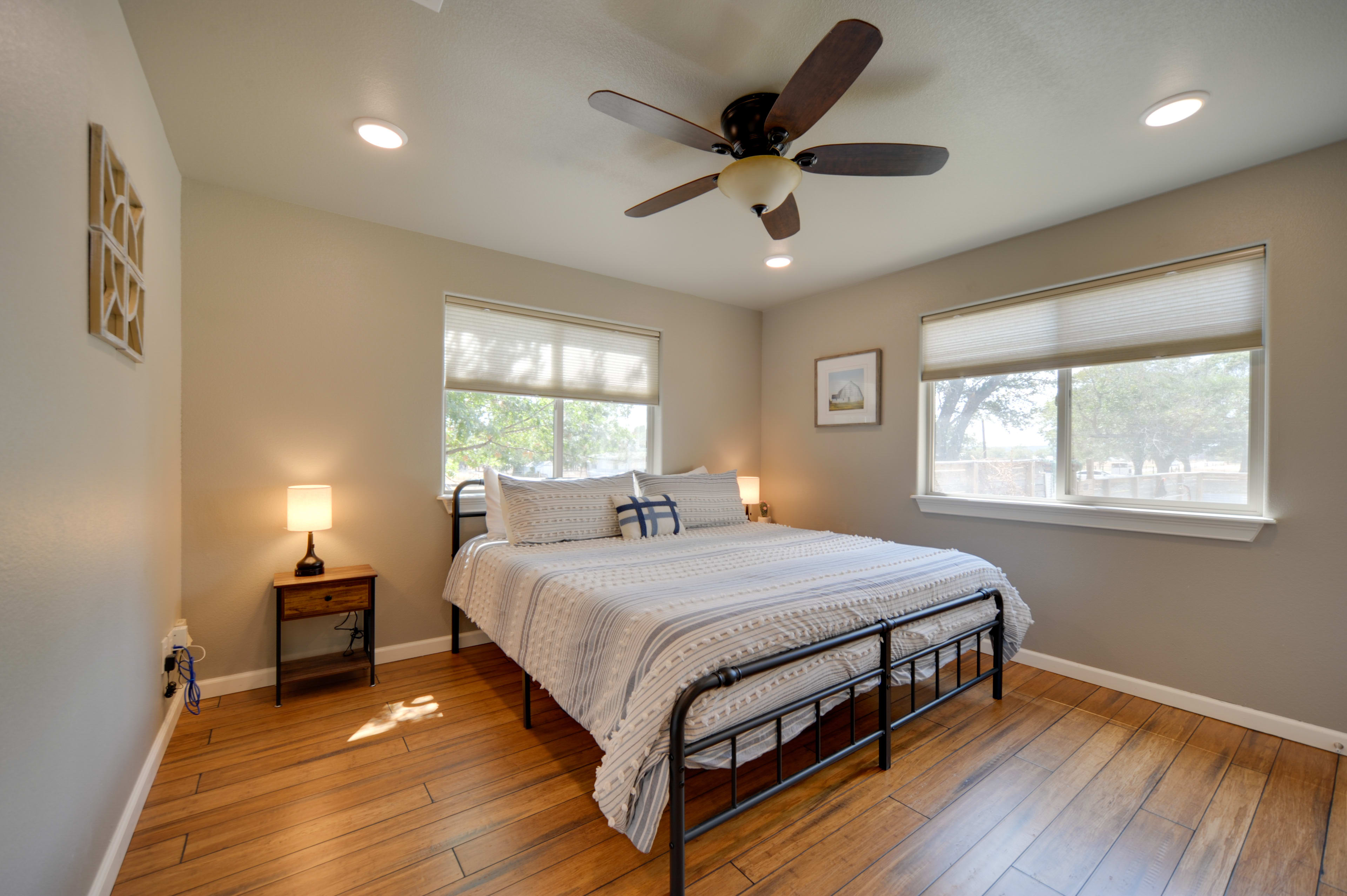 Bedroom 3 (Main House) | Queen Bed