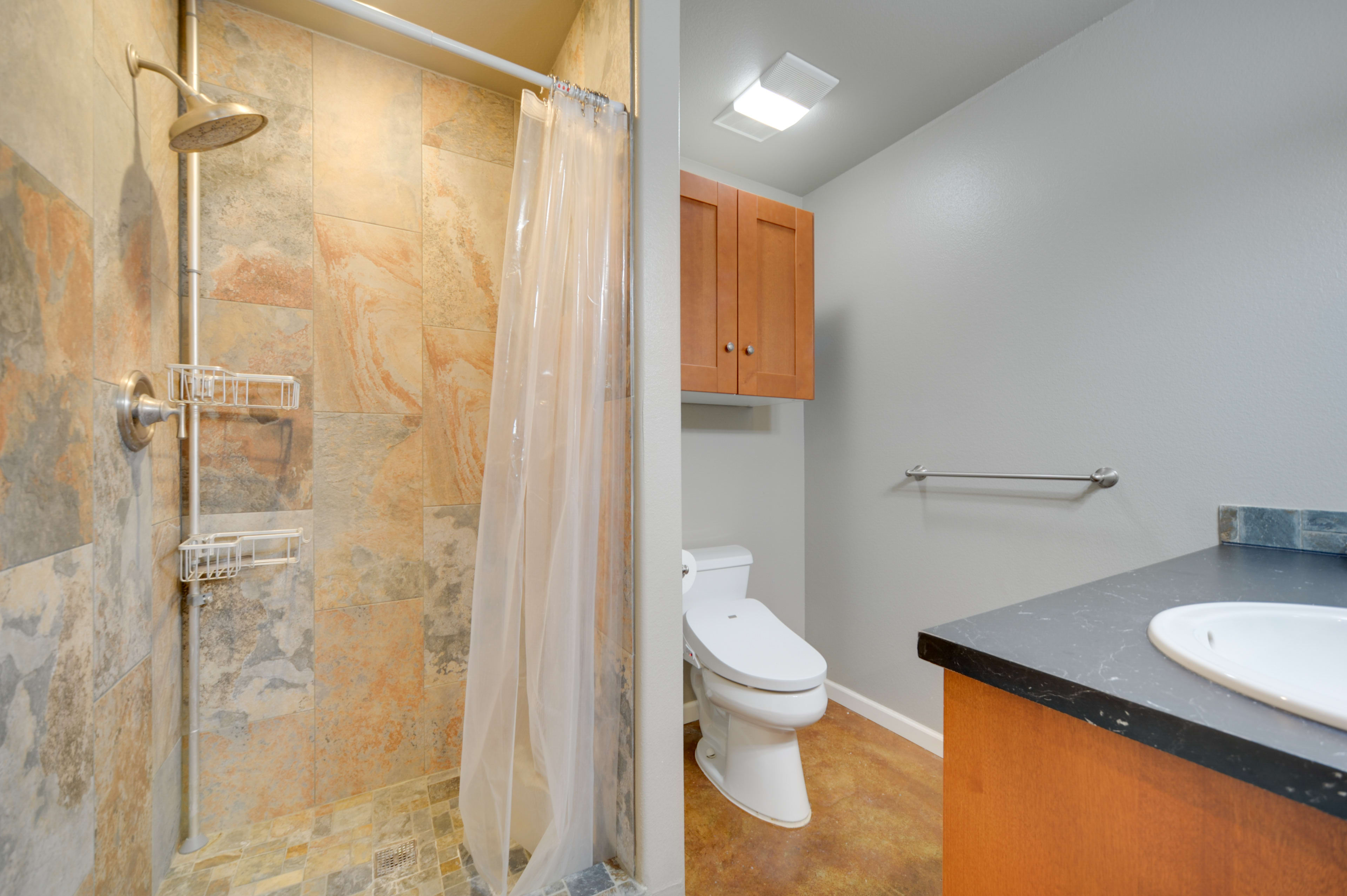 Detached Apartment | Full Bathroom | Complimentary Toiletries