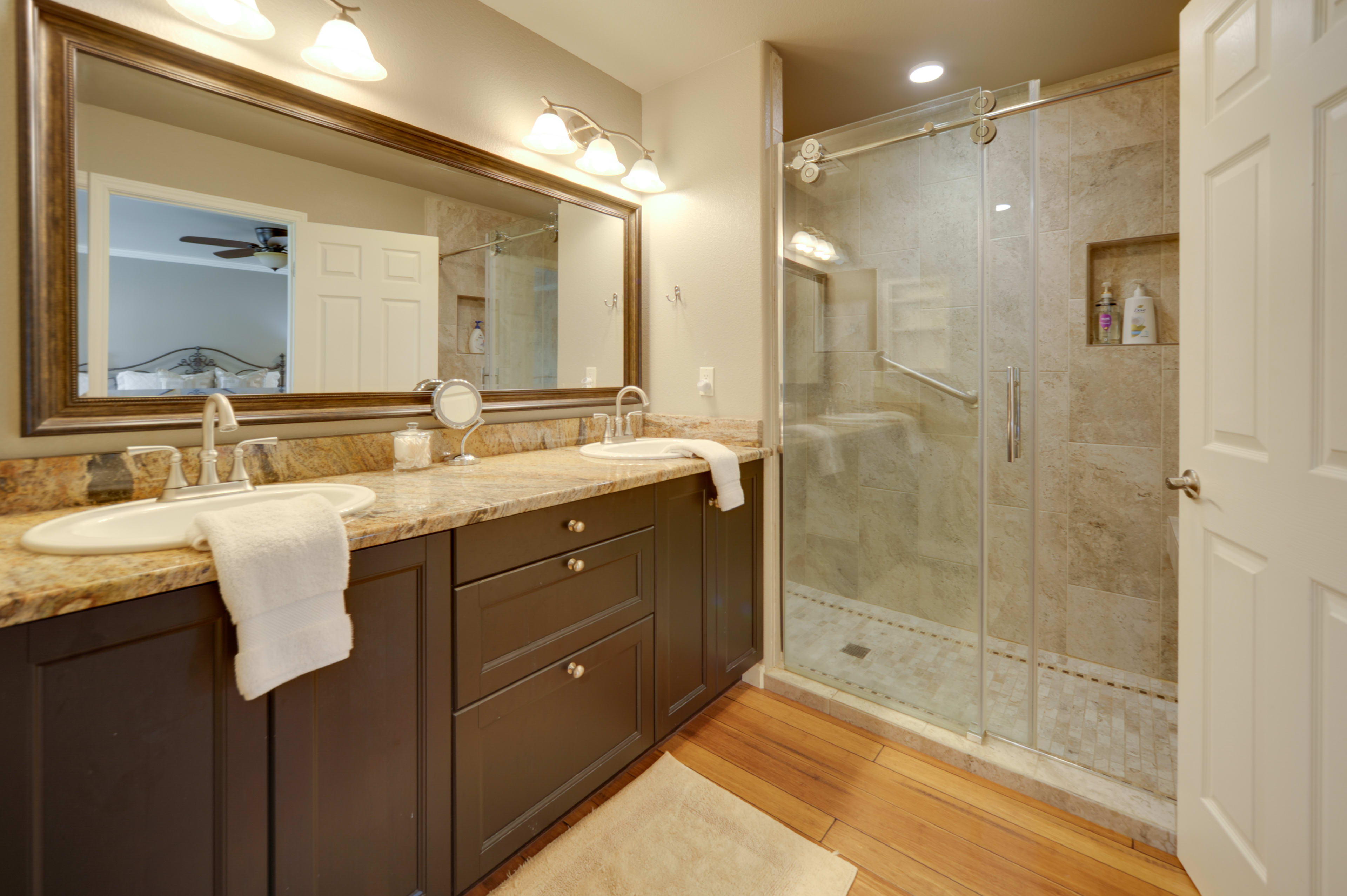 Guest House | En-Suite Bathroom | Complimentary Toiletries