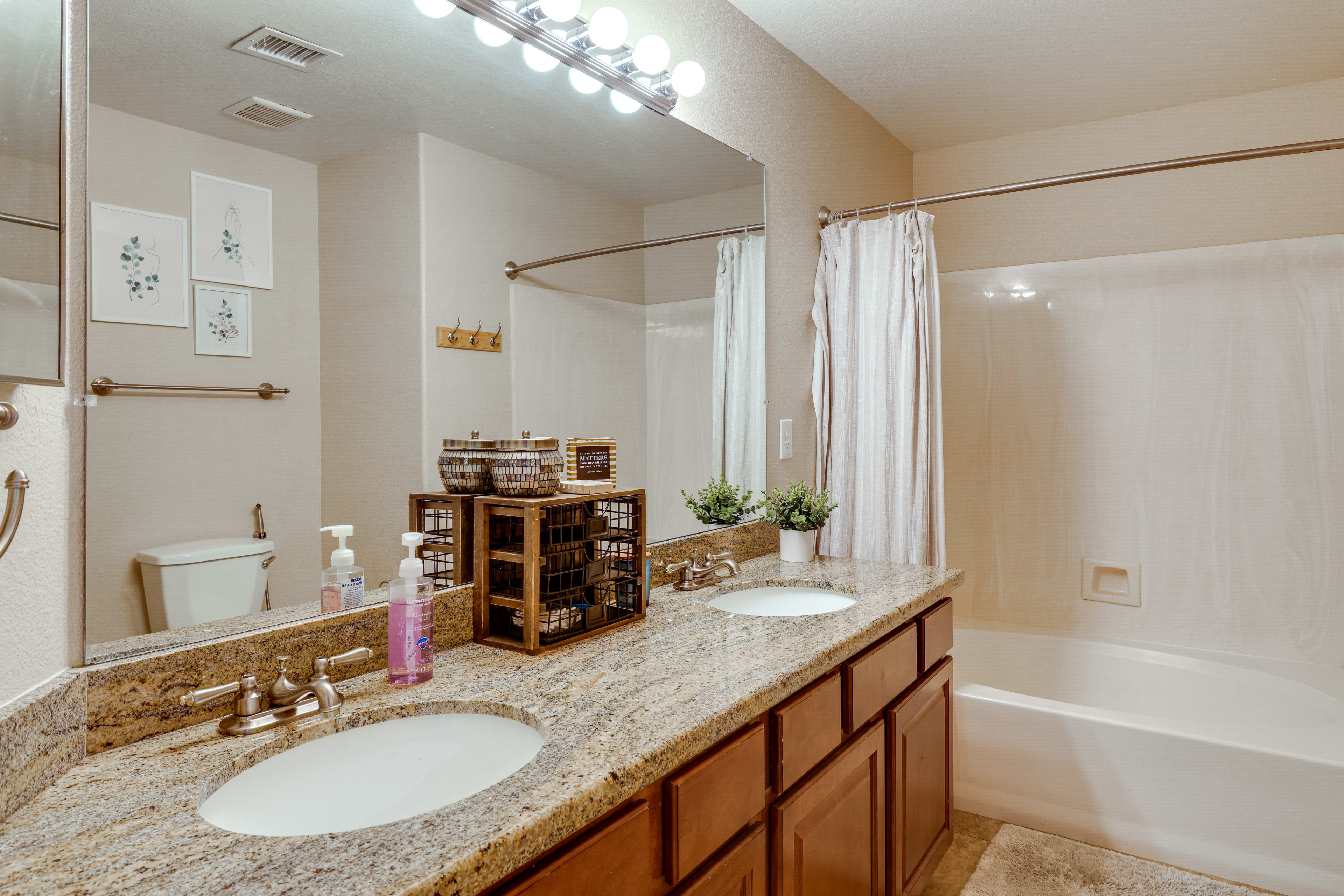 Full Bathroom | 2nd Floor | Towels Provided