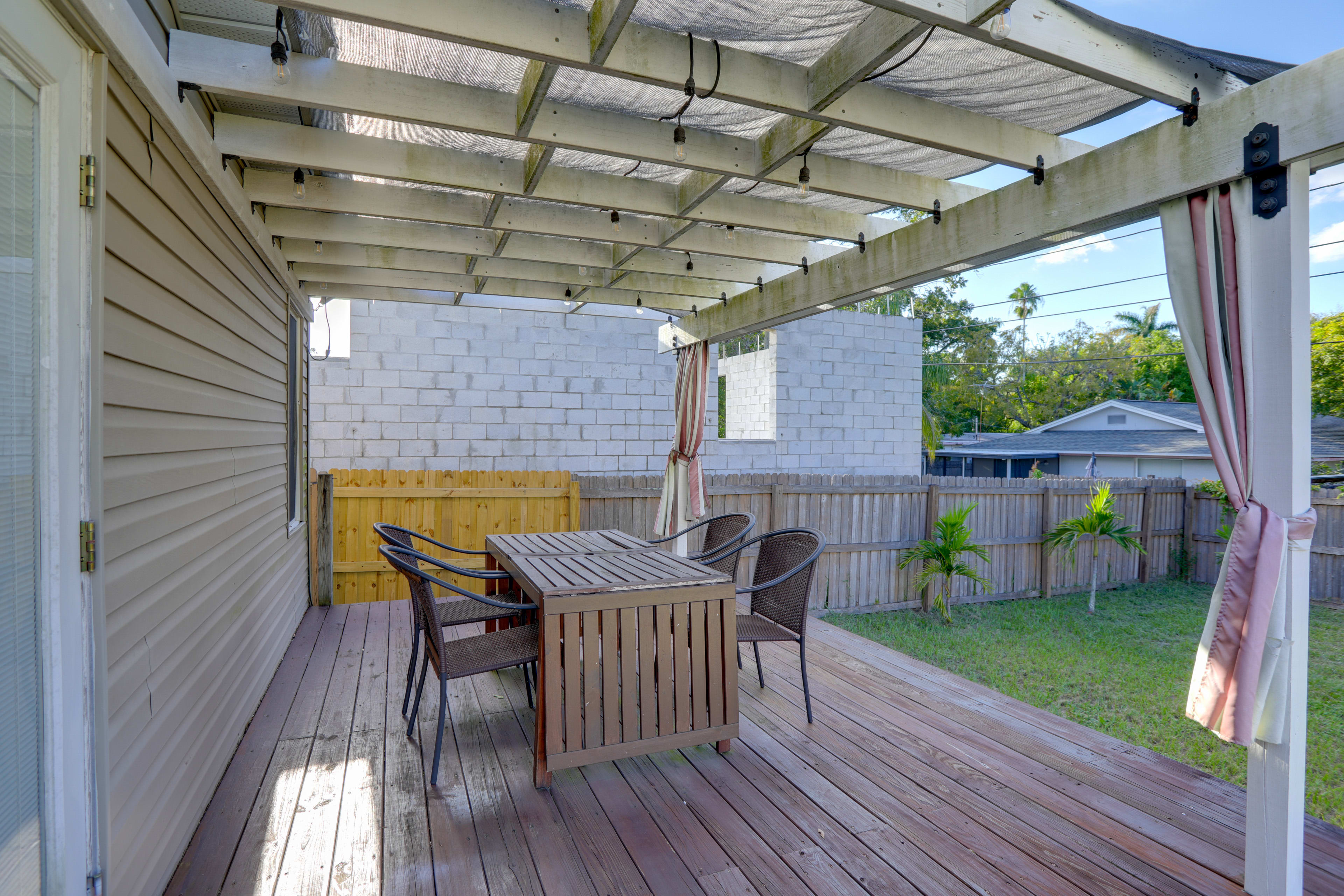 Deck | Outdoor Dining Area