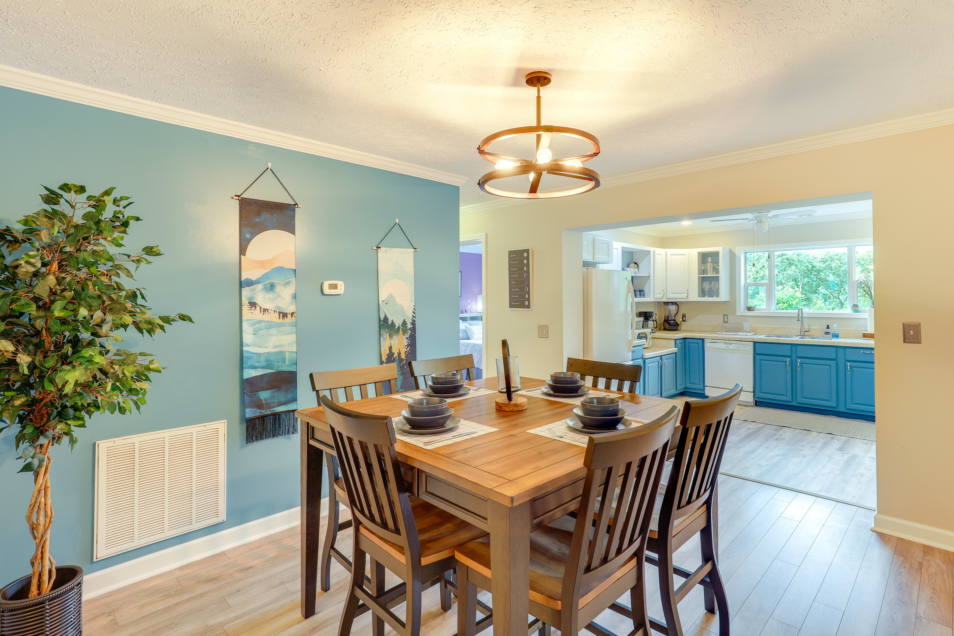 Dining Area | Dishware & Flatware Provided