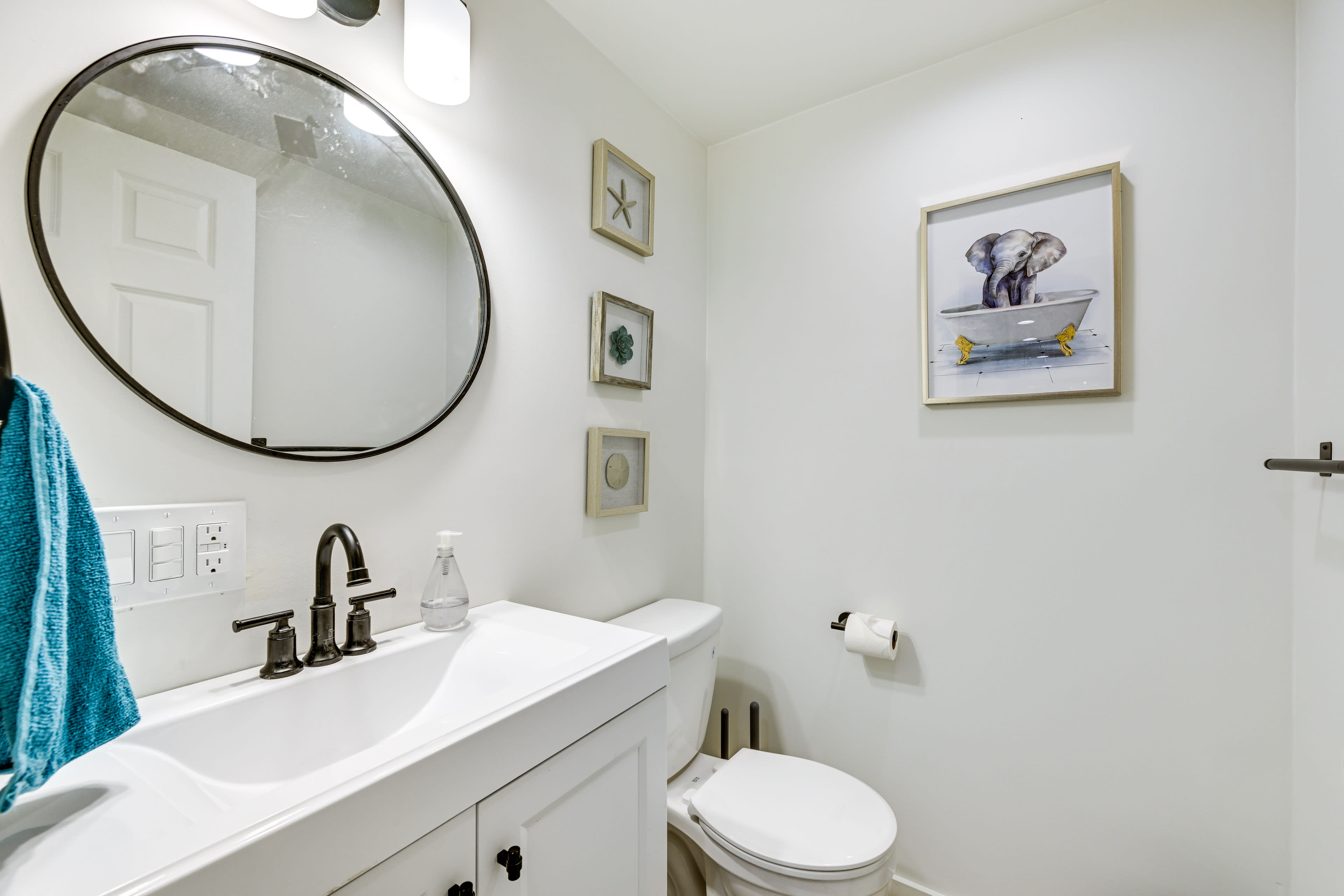 Full Bathroom | Towels Provided | Complimentary Toiletries