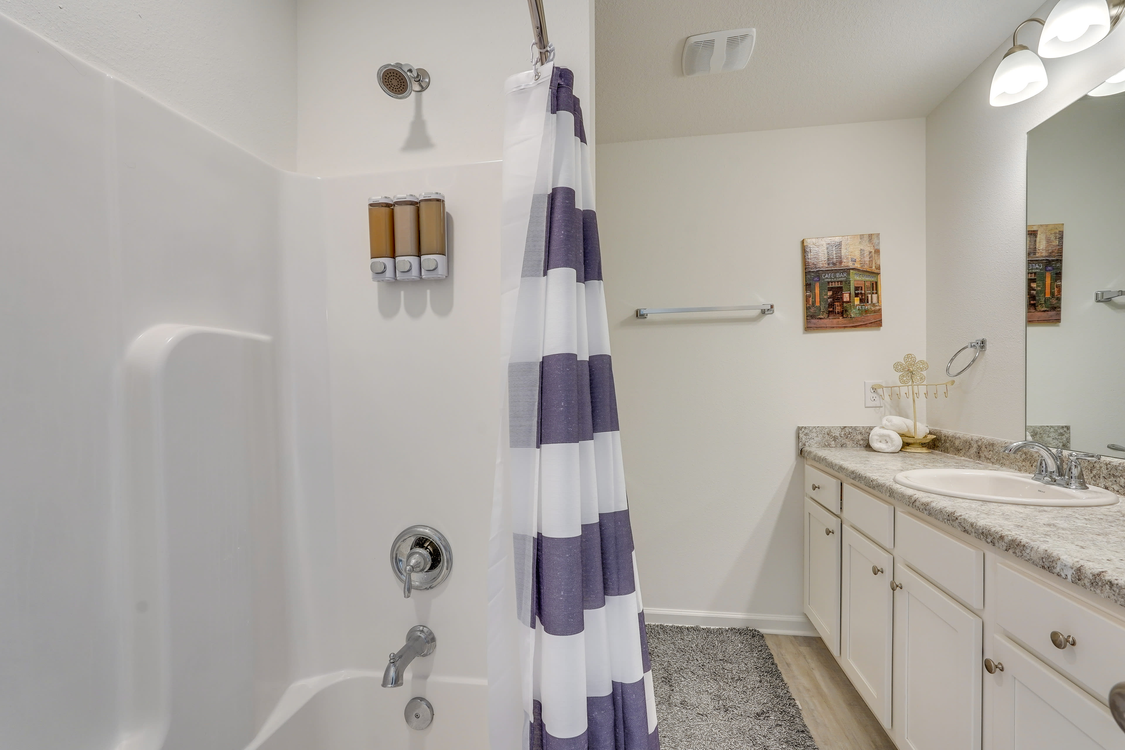 Full Bathroom | Towels Provided