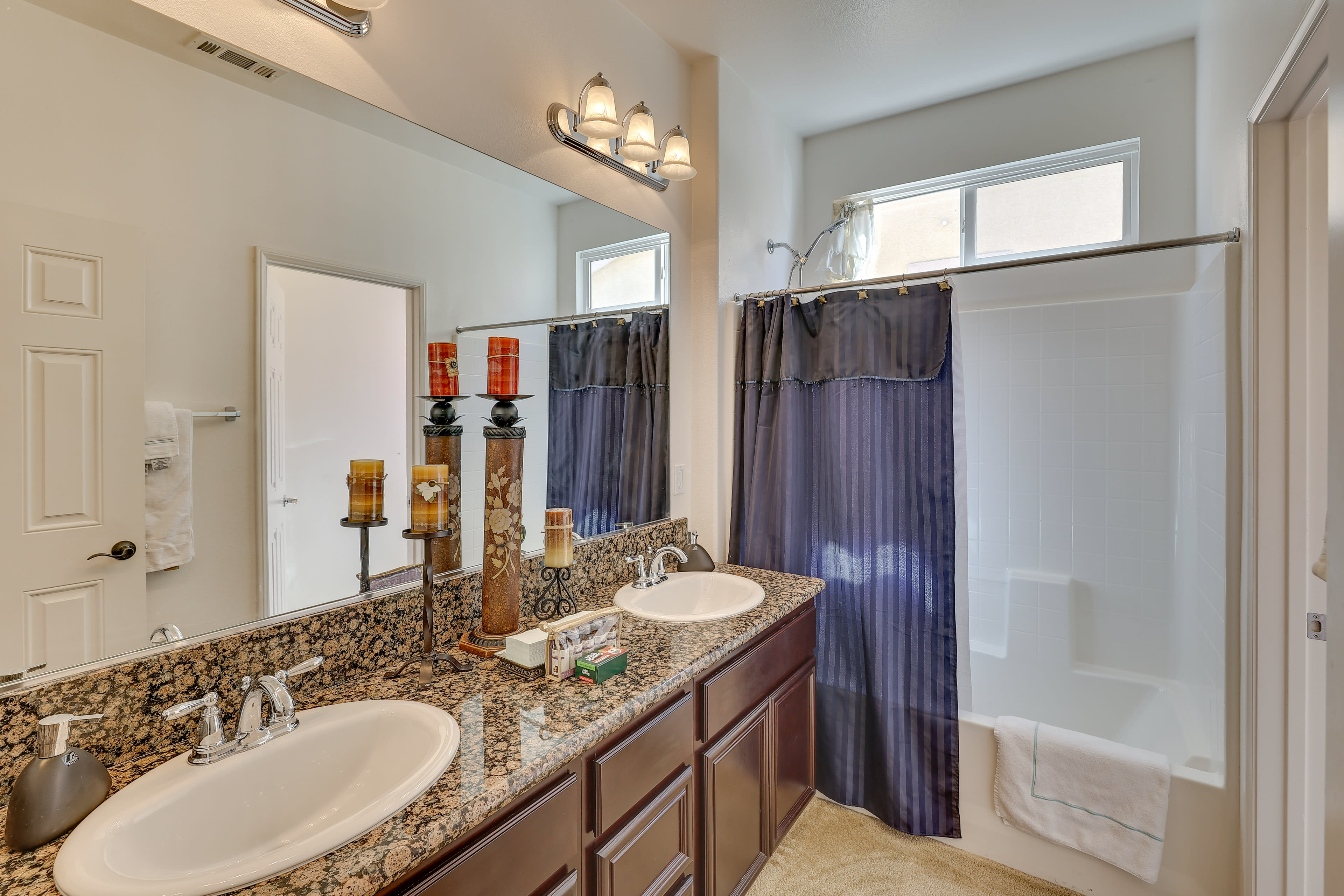 Full Bathroom | 2nd Floor | Towels Provided