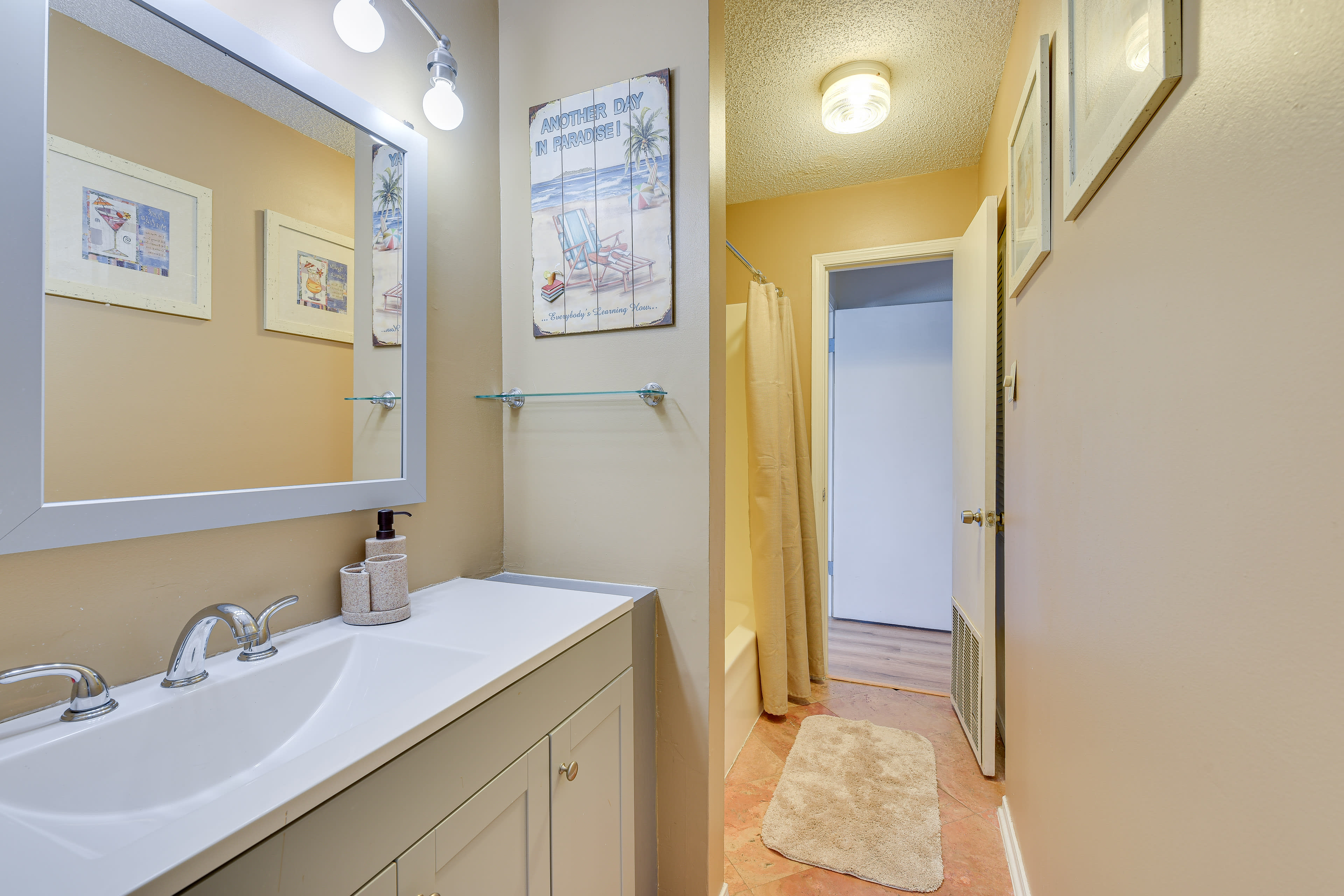 Full Bathroom | Complimentary Toiletries | Towels Provided