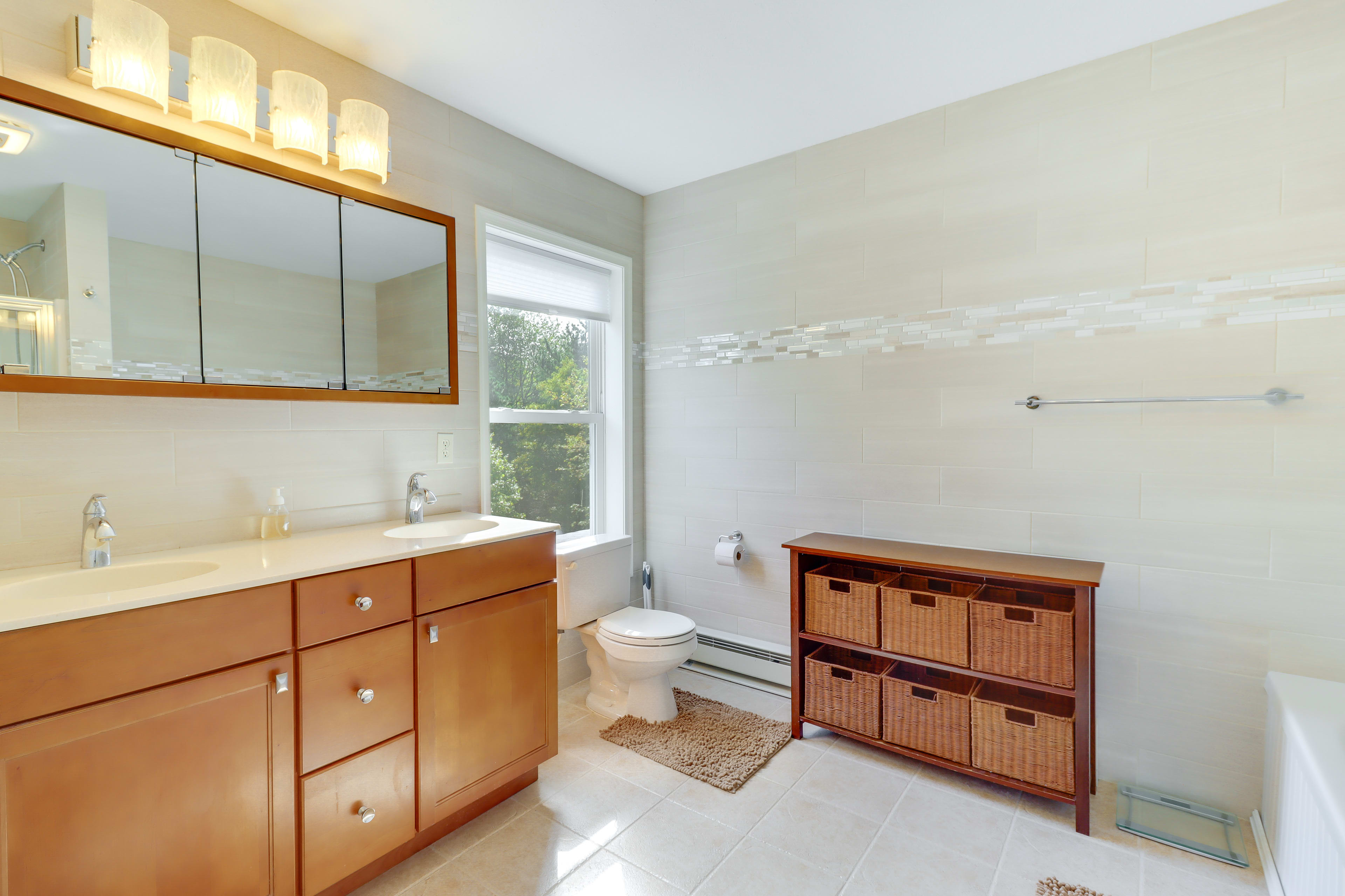 En-Suite Bathroom | Access via Bedroom 1 | Towels Provided | Hair Dryer