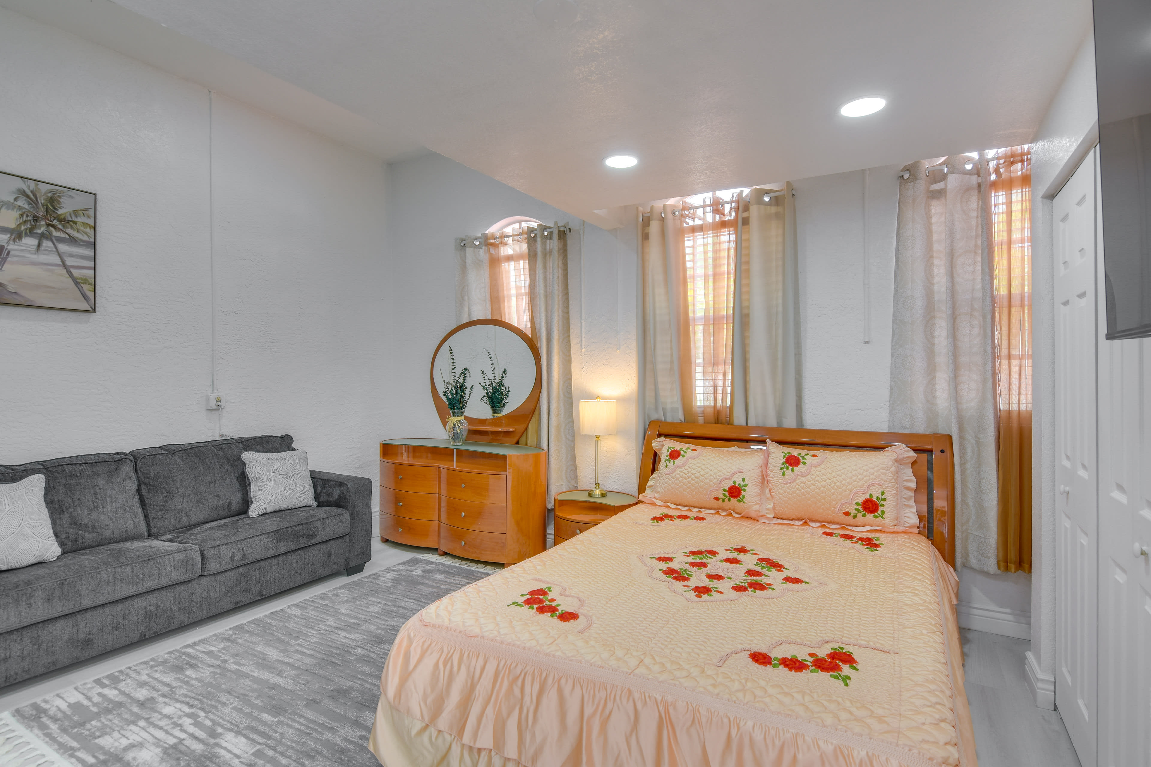 Studio | Queen Bed | Queen Sleeper Sofa | Smart TV | Linens Provided