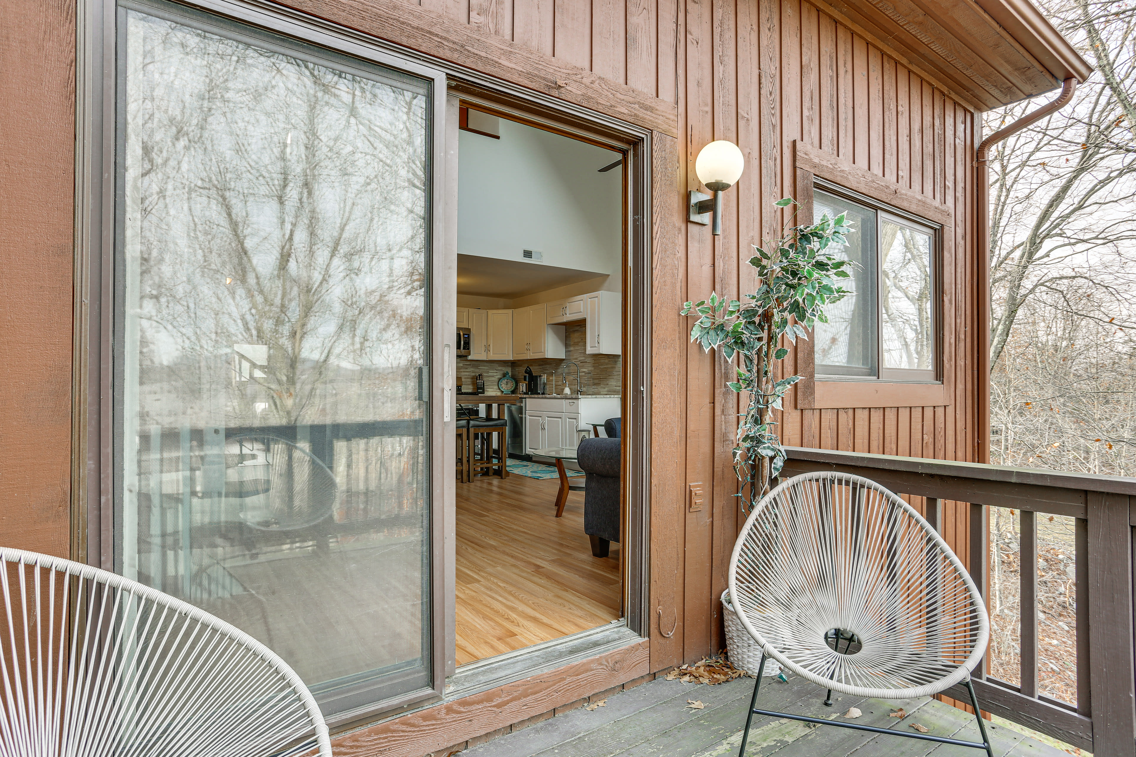 Top-Floor Condo | Balcony w/ Mountain Views | Seating