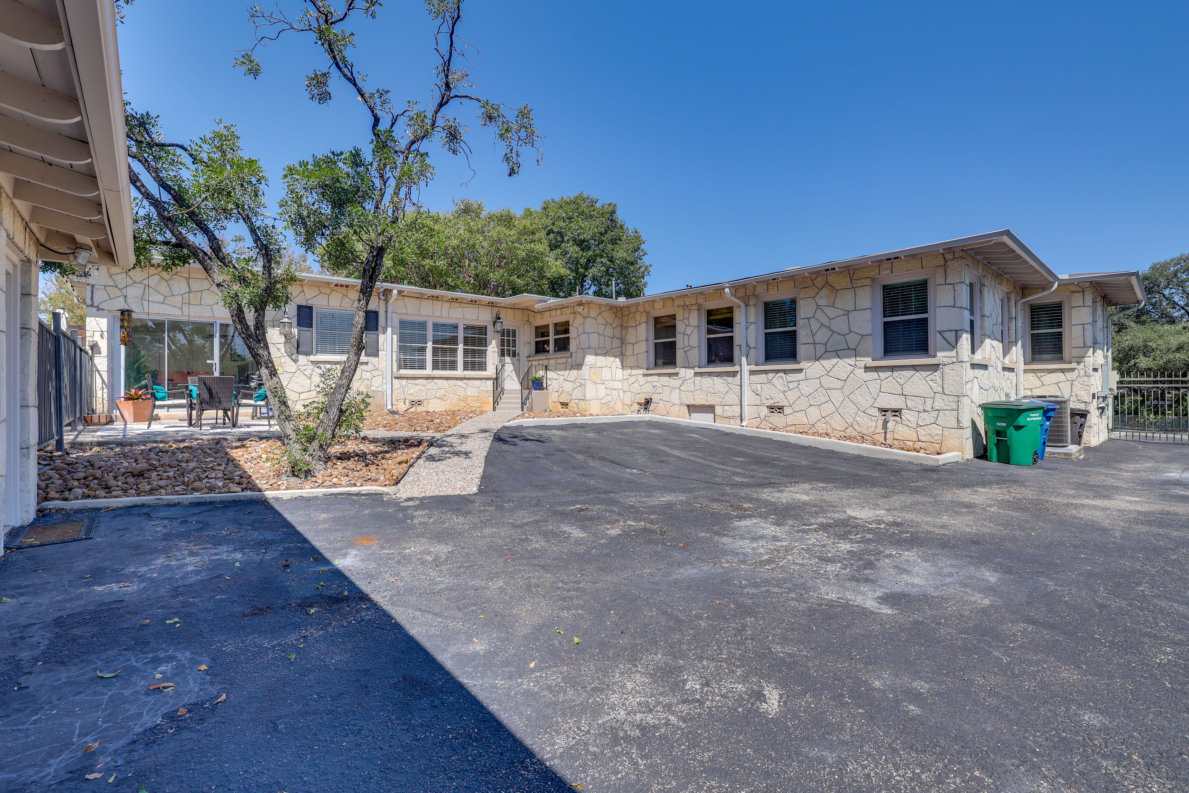 Courtyard & Driveway