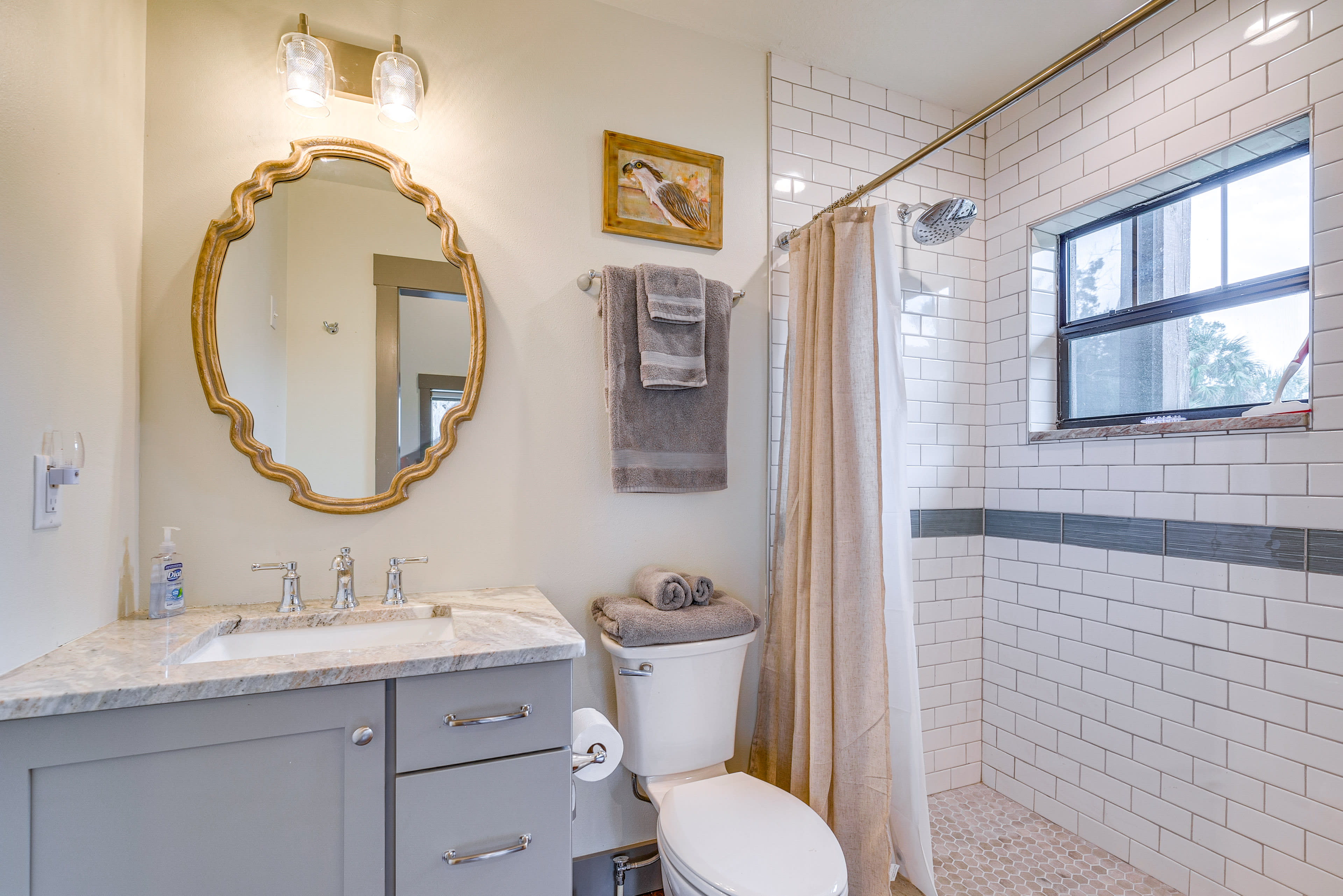 Full Bathroom | Towels Provided | Complimentary Toiletries