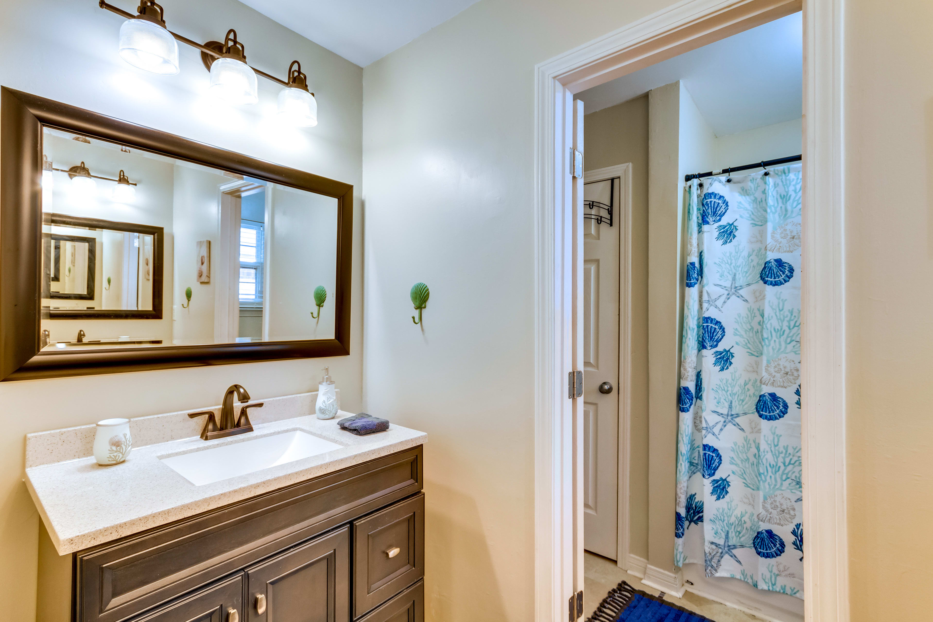 Full Bathroom | Towels Provided | Complimentary Toiletries