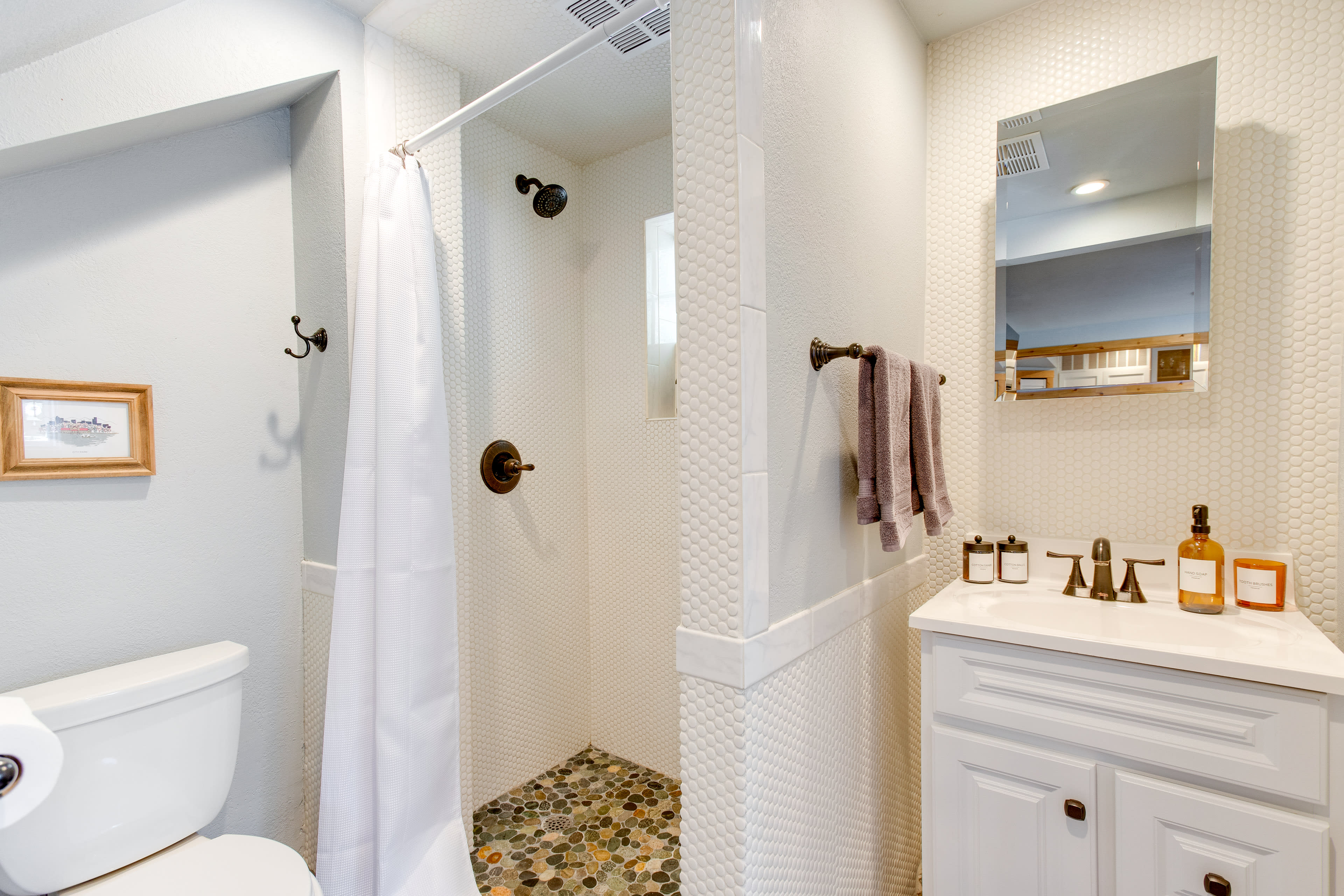 Full Bathroom | Towels Provided | Complimentary Toiletries