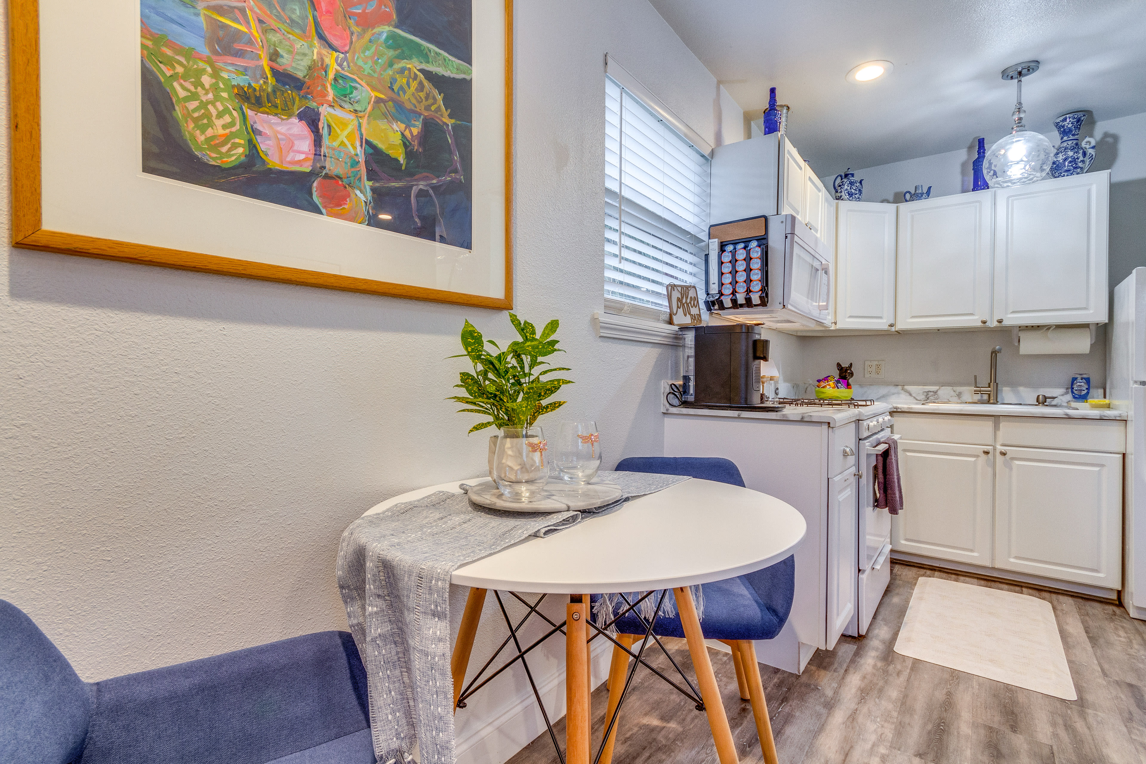 Dining Area | Dishware/Flatware Provided