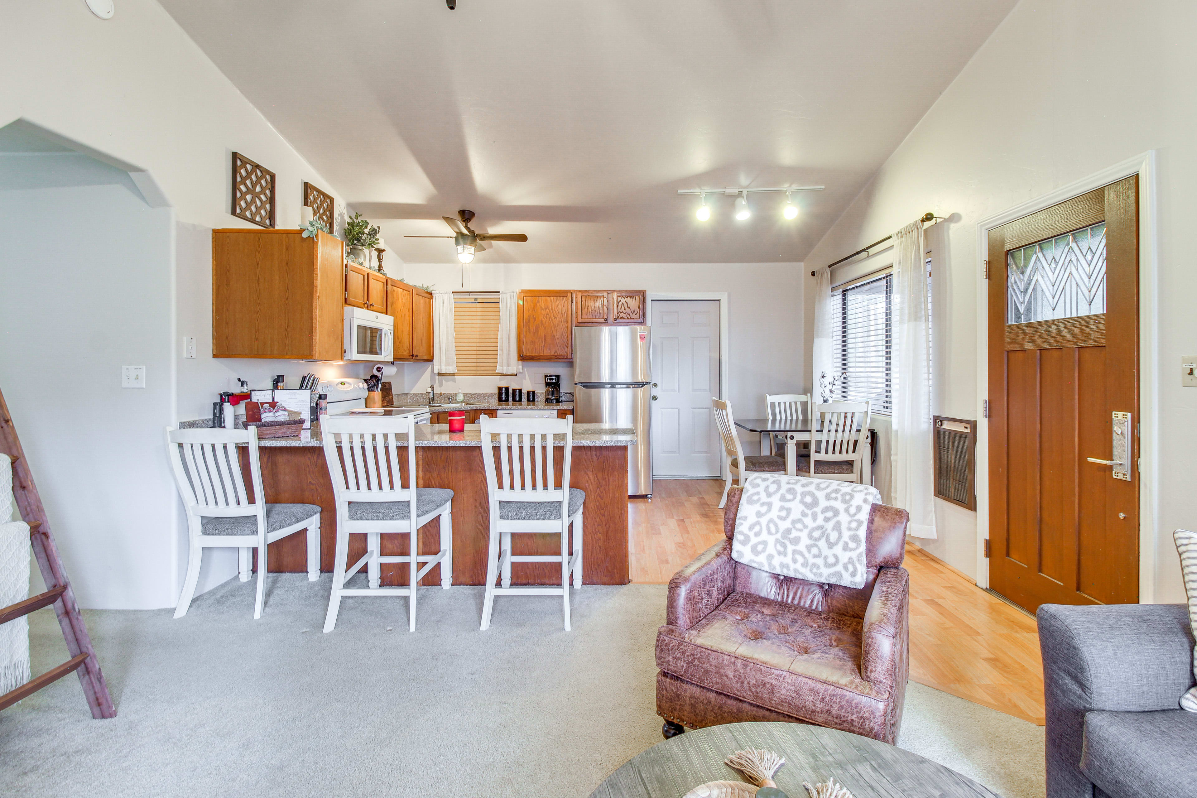 Kitchen & Dining Area | In-Unit Laundry | 4 Mi to Woodland Lake Park