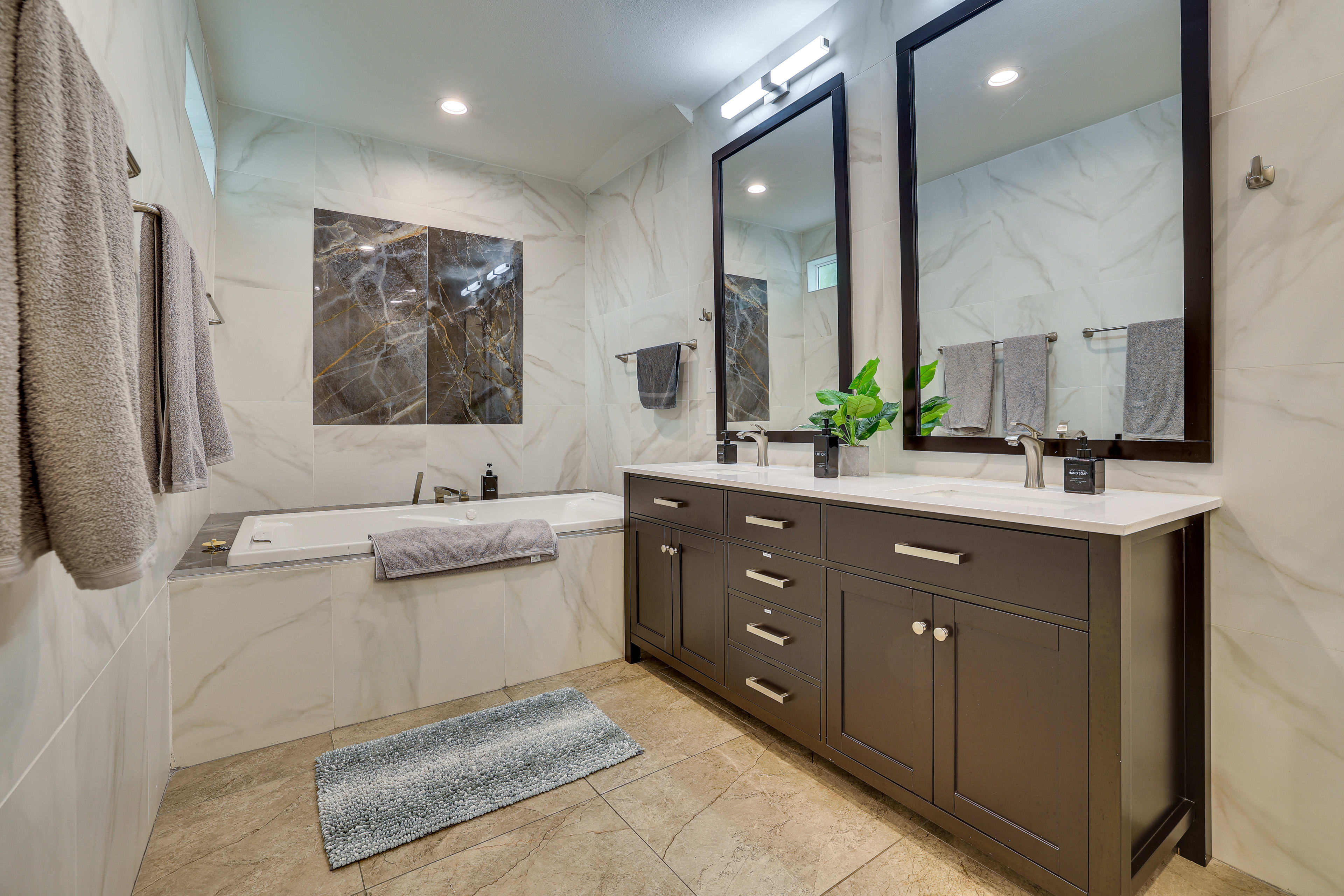 En-Suite Bathroom | Jetted Tub | Rain Shower